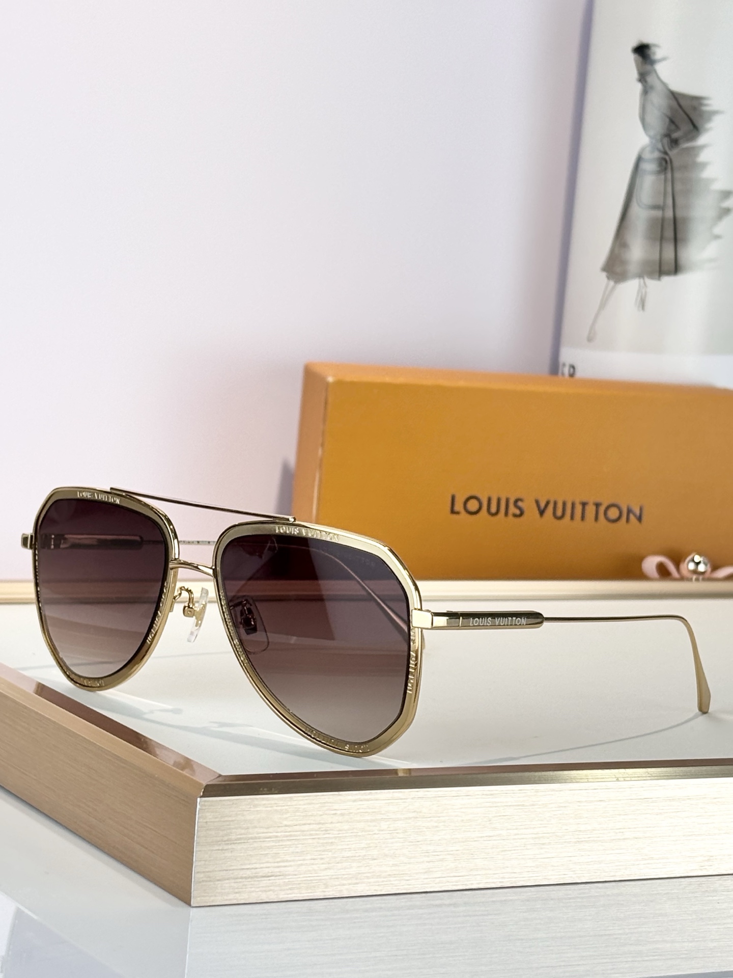 LOUIS VUITTO*MODEL：Z1317SIZE：56口19-145