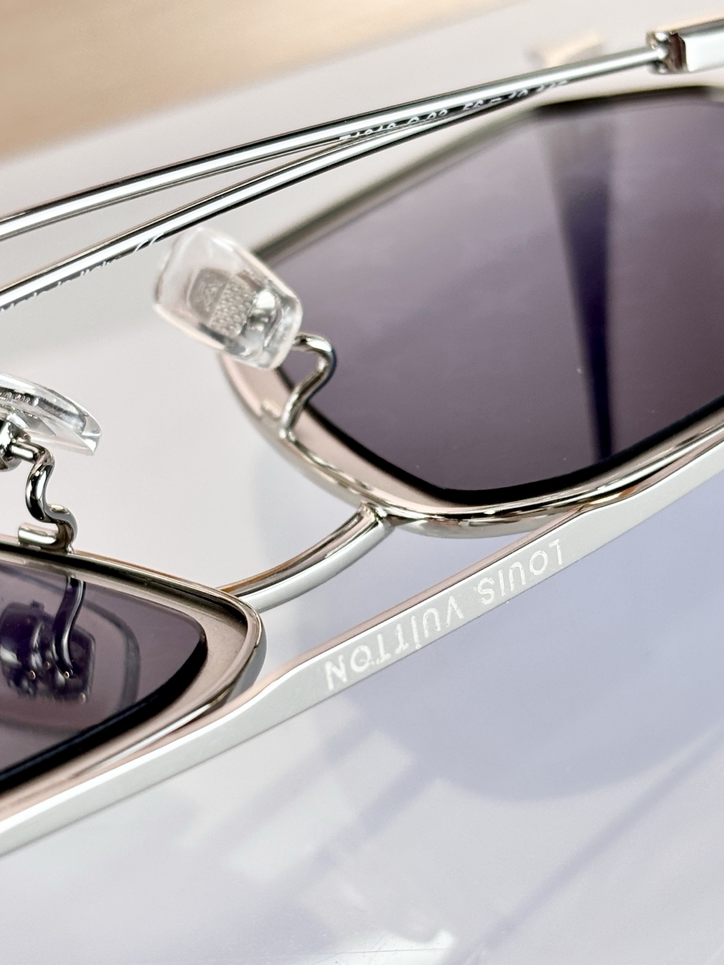 LOUIS VUITTO*MODEL：Z1317SIZE：56口19-145