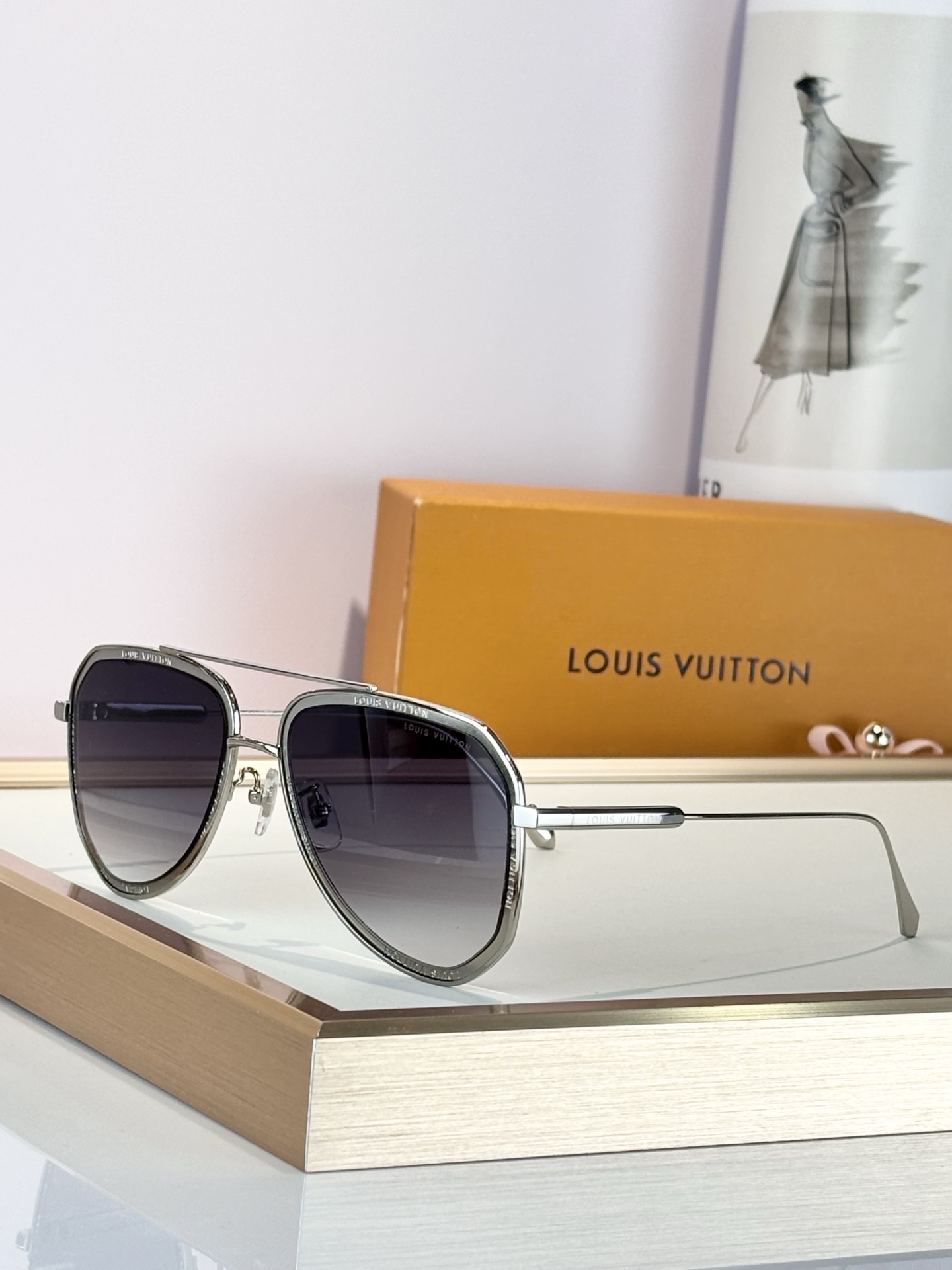 LOUIS VUITTO*MODEL：Z1317SIZE：56口19-145