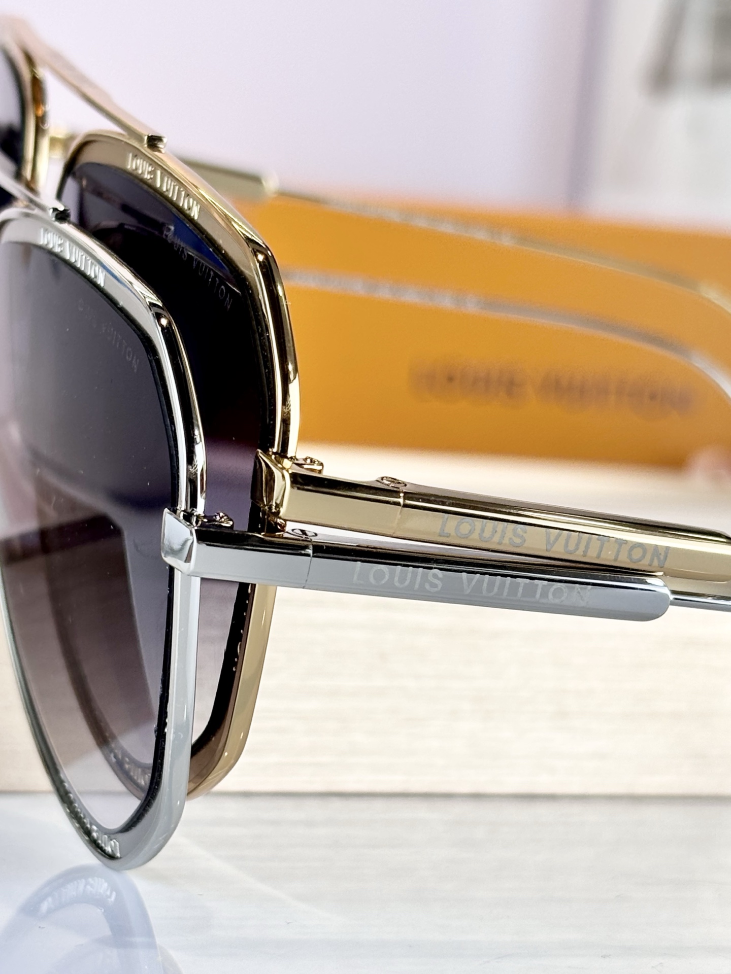 LOUIS VUITTO*MODEL：Z1317SIZE：56口19-145