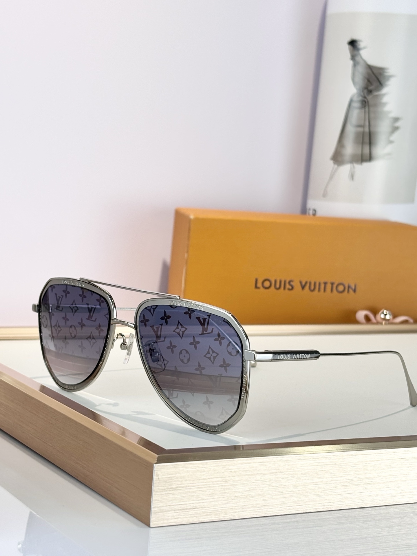 LOUIS VUITTO*MODEL：Z1317SIZE：56口19-145