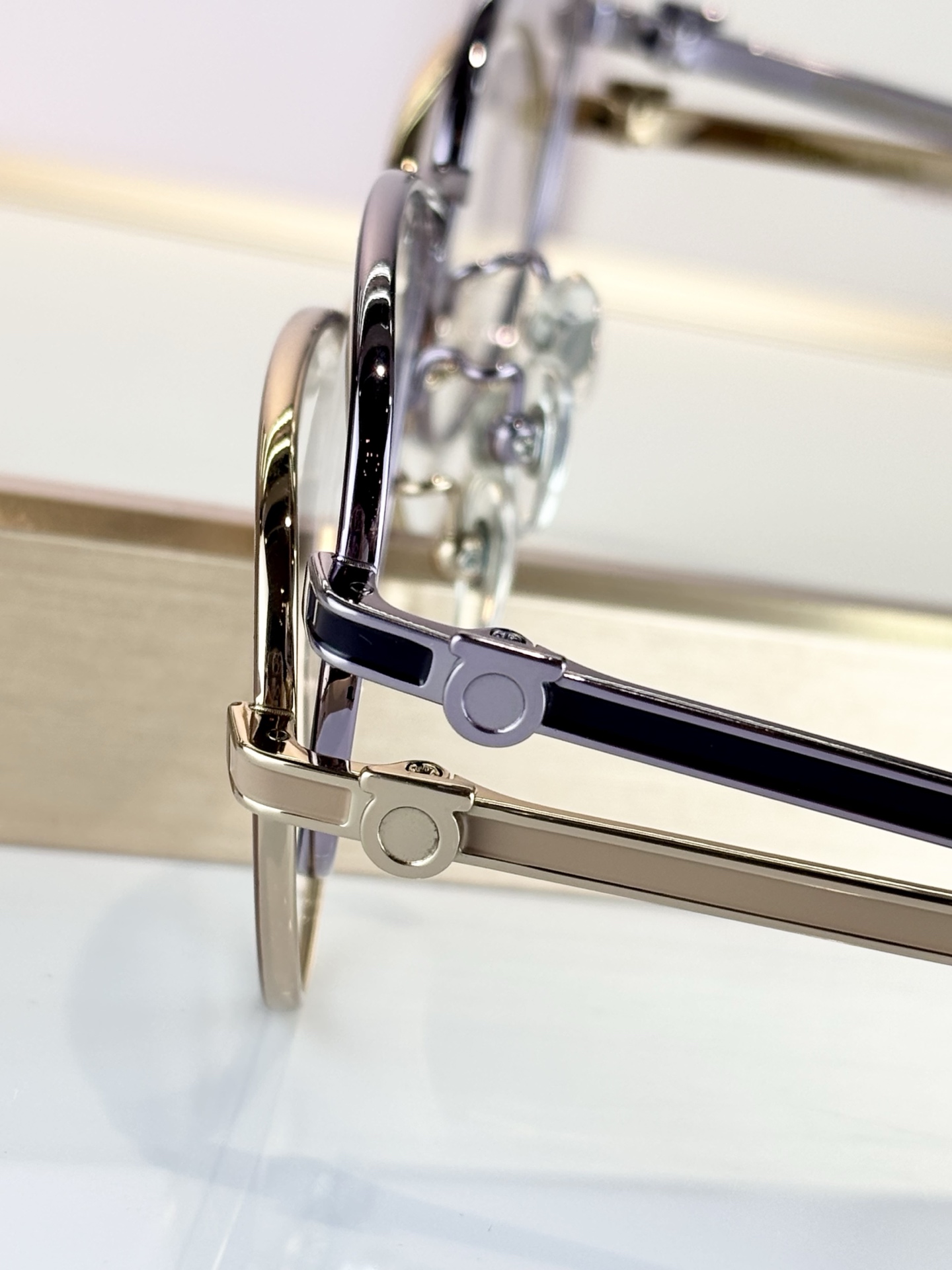 Salvatore ferragam* TITANIUMMOD：SF2593LBSIZE：54口17-1