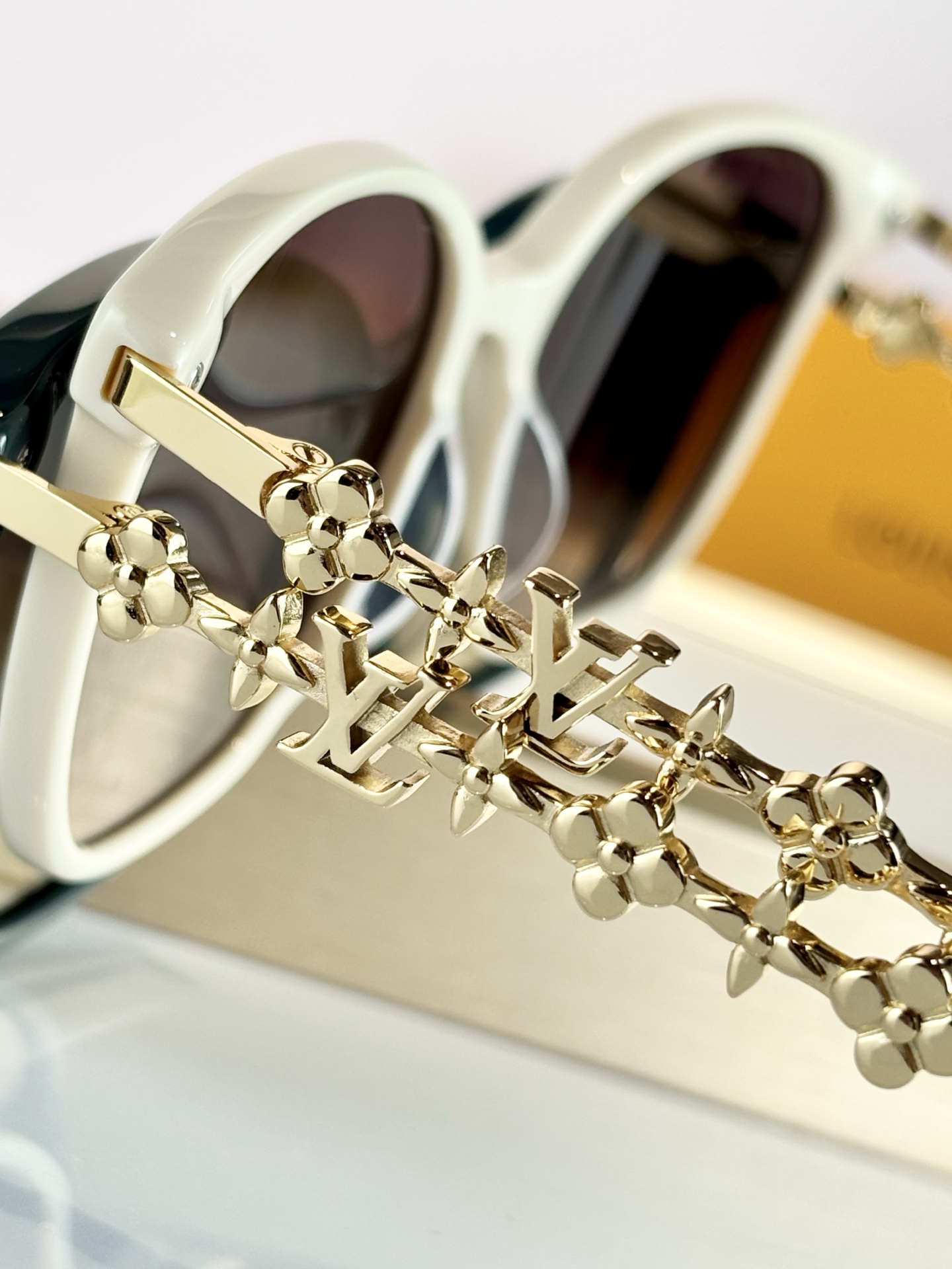 LOUIS VUITTOMODEL：Z1877SIZE：53口14-148