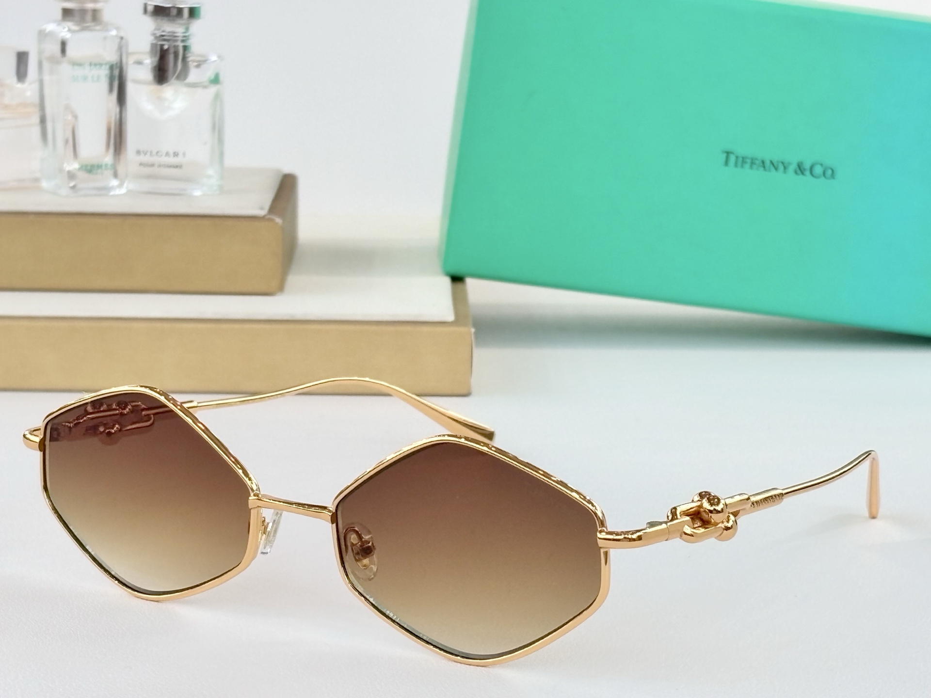 TIFFANY&Co.MODEL：TF2044LSIZE：57口19-145