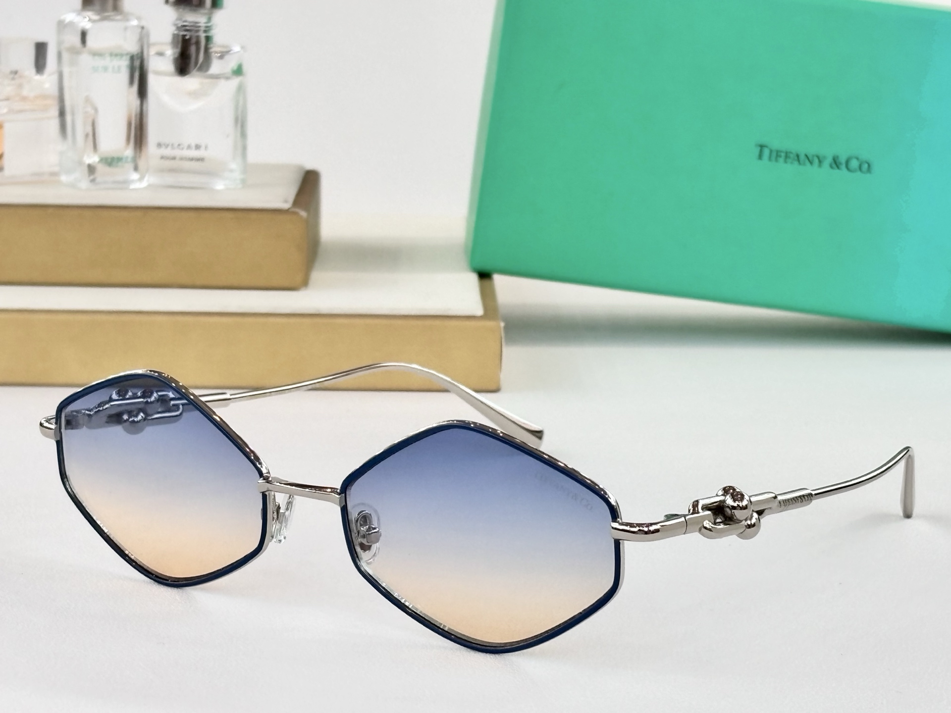 TIFFANY&Co.MODEL：TF2044LSIZE：57口19-145