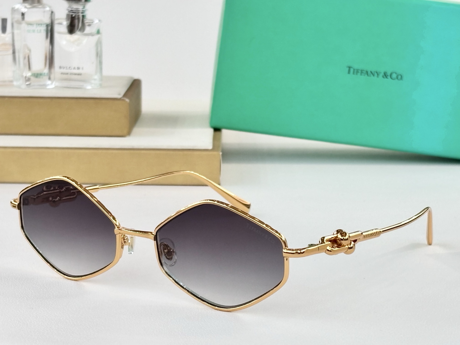 TIFFANY&Co.MODEL：TF2044LSIZE：57口19-145
