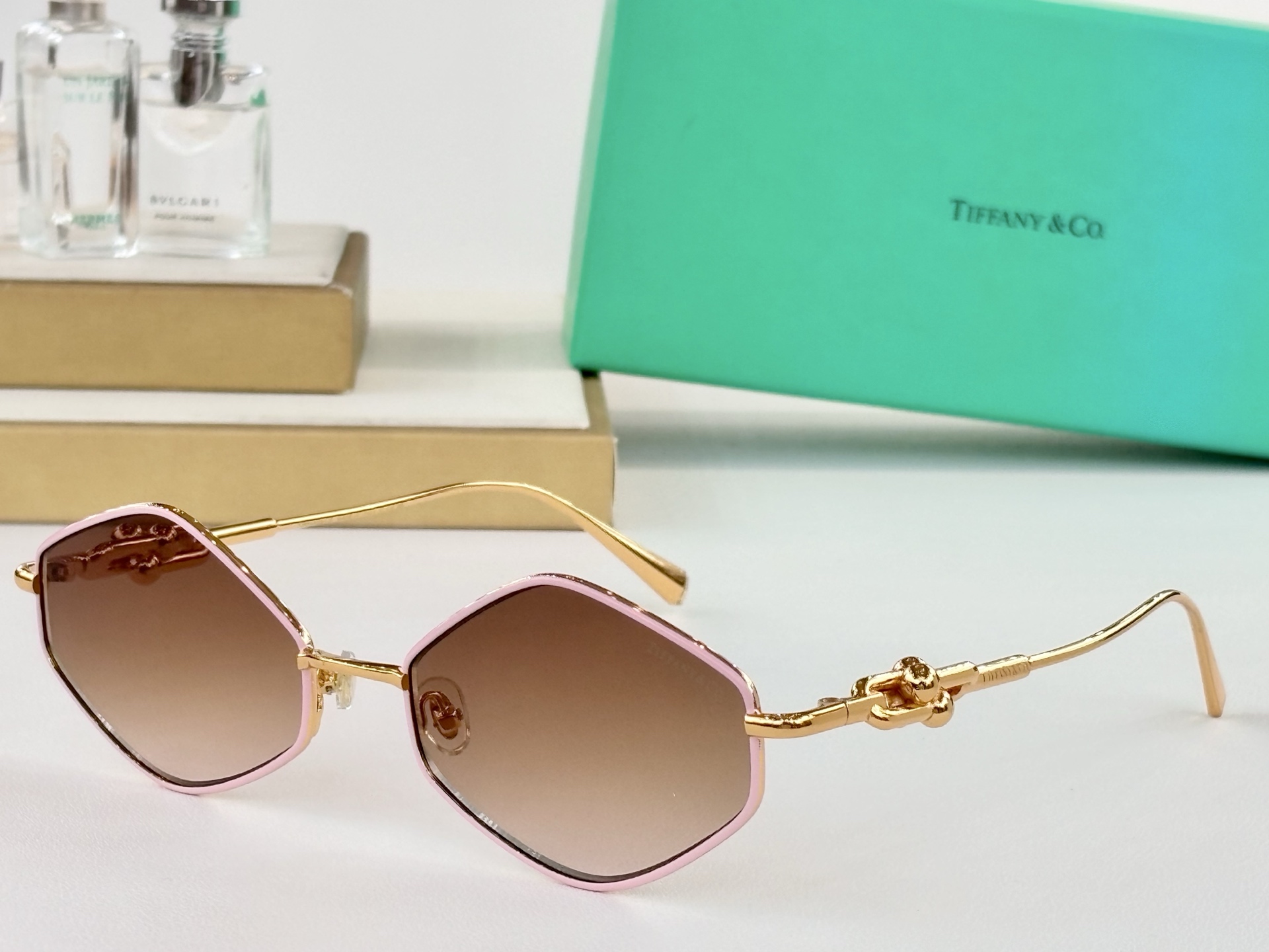 TIFFANY&Co.MODEL：TF2044LSIZE：57口19-145