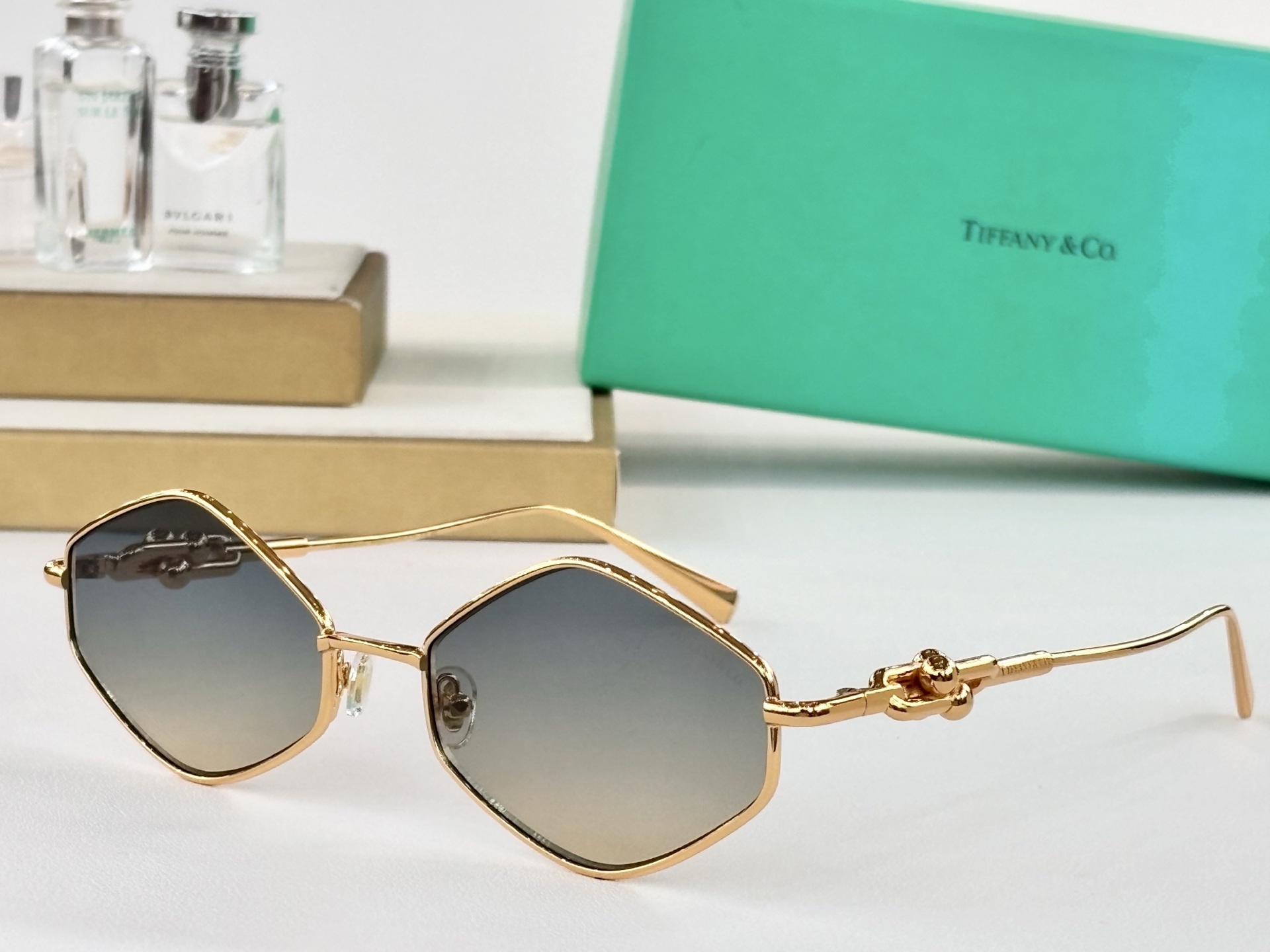 TIFFANY&Co.MODEL：TF2044LSIZE：57口19-145