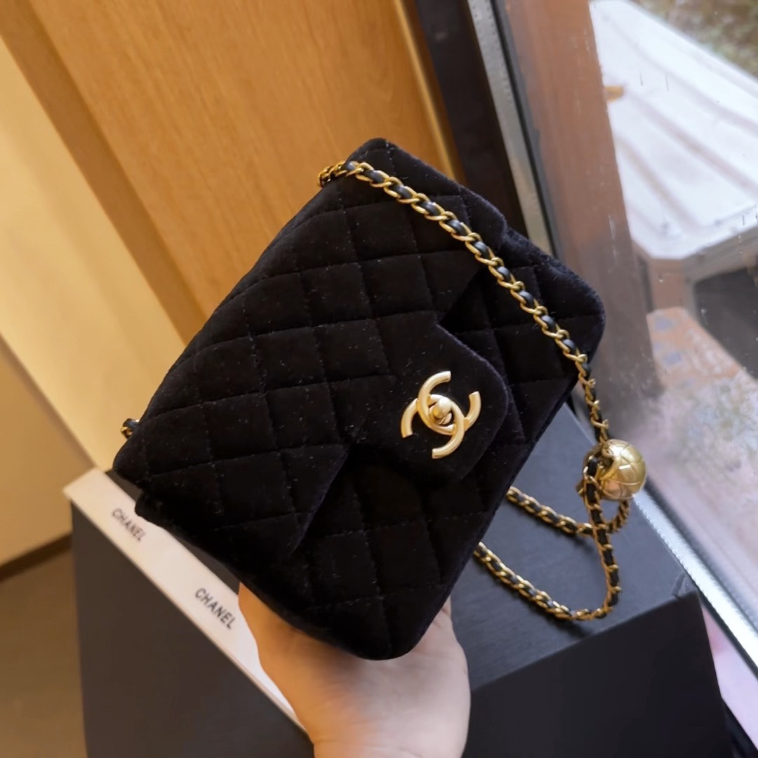 Where can you buy a replica
 Chanel Crossbody & Shoulder Bags Fall/Winter Collection