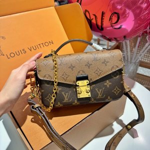 What’s best Louis Vuitton Crossbody & Shoulder Bags Messenger Bags Gold