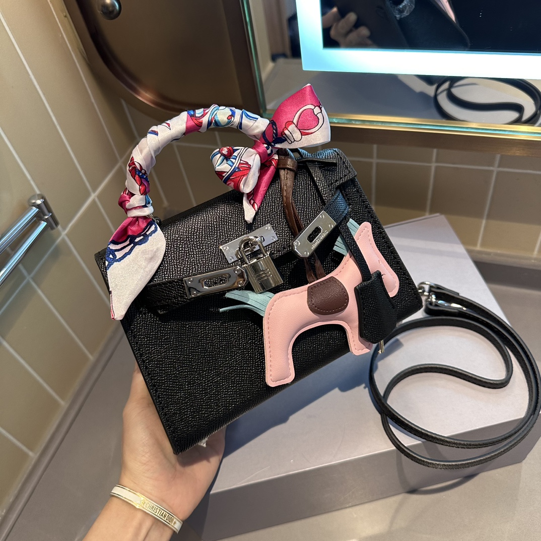 💰360
折叠礼盒包装
Hermès凯莉包 独家经典火爆出货 集万千宠爱与一身 爱马仕·birkin凯莉包 专柜万年不下架 原厂激光五金 各路时尚主播/网红/明星不离手 气质女神爱不释手必备法宝 各种百搭 处处体现时尚品味 畅销多年 女神包抓紧购
尺寸:20cm