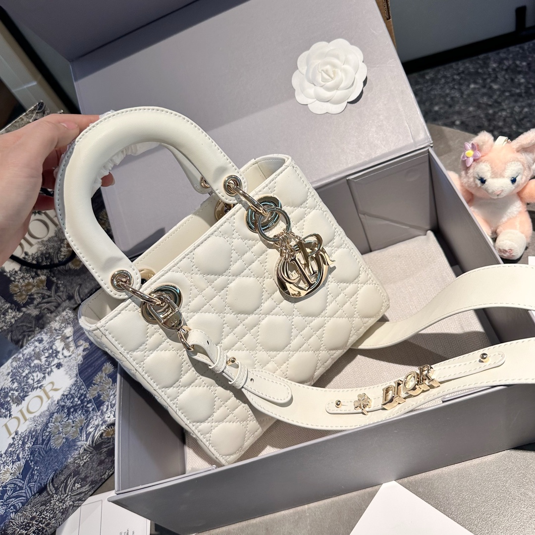 HERMES Lindy 26 Clemence White Silver Hardware Turnlock Bag 2014