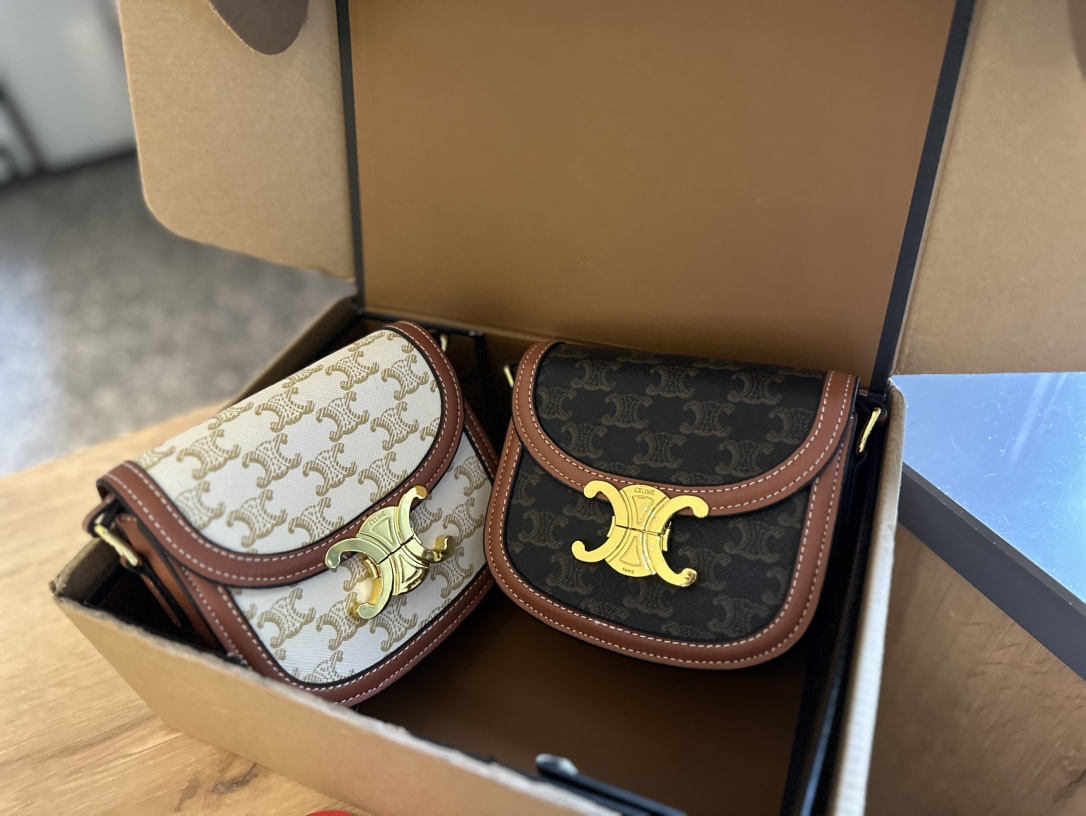 💰325 折叠礼盒🎁
Celine 小包家族又添一名千金 LISA同款
CELINE BESACE TRIOM💰HE Mini马鞍包 太太太太可爱啦!可盐可甜!虽然放不下手机但是可以装下你的其他东西鸭!尺寸16cm.