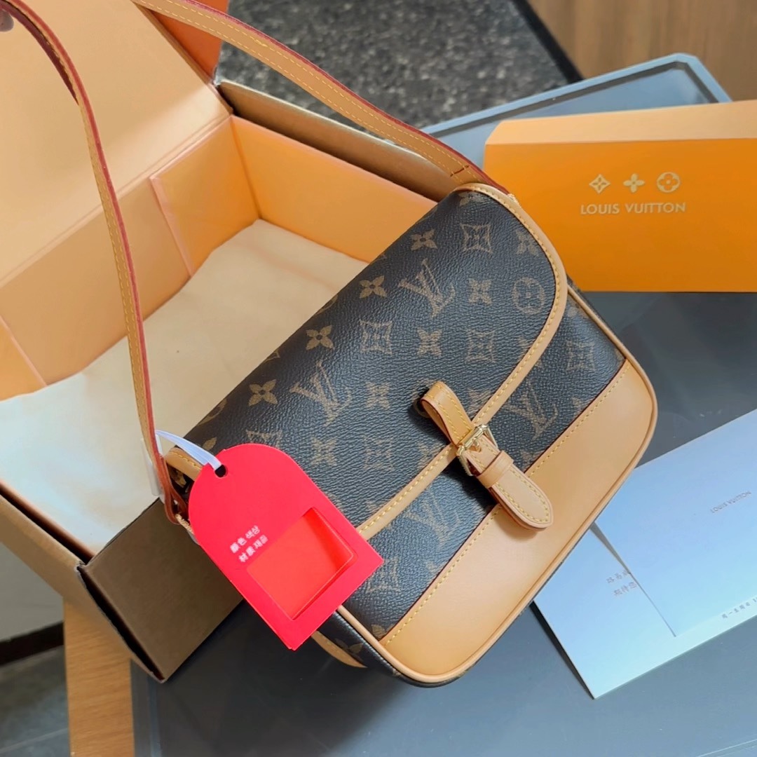 Practical And Versatile Replica Designer
 Louis Vuitton Messenger Bags