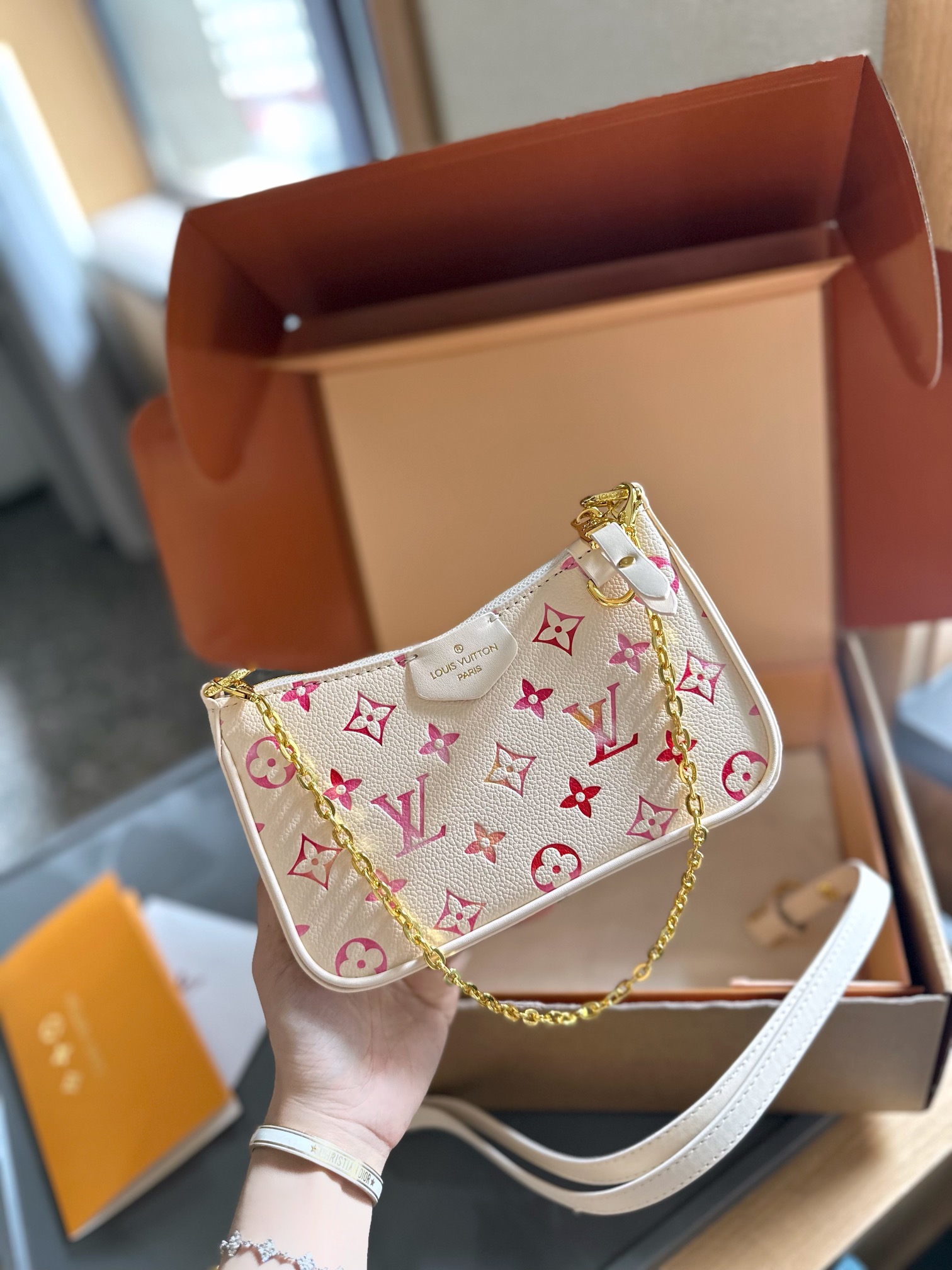 💰240 礼盒包装
LV 新品 浮雕麻将包 this is a超级无敌精致小巧卡哇伊伊的哇迷你浮雕小斜挎包 配有2⃣️条肩带
尺寸 19