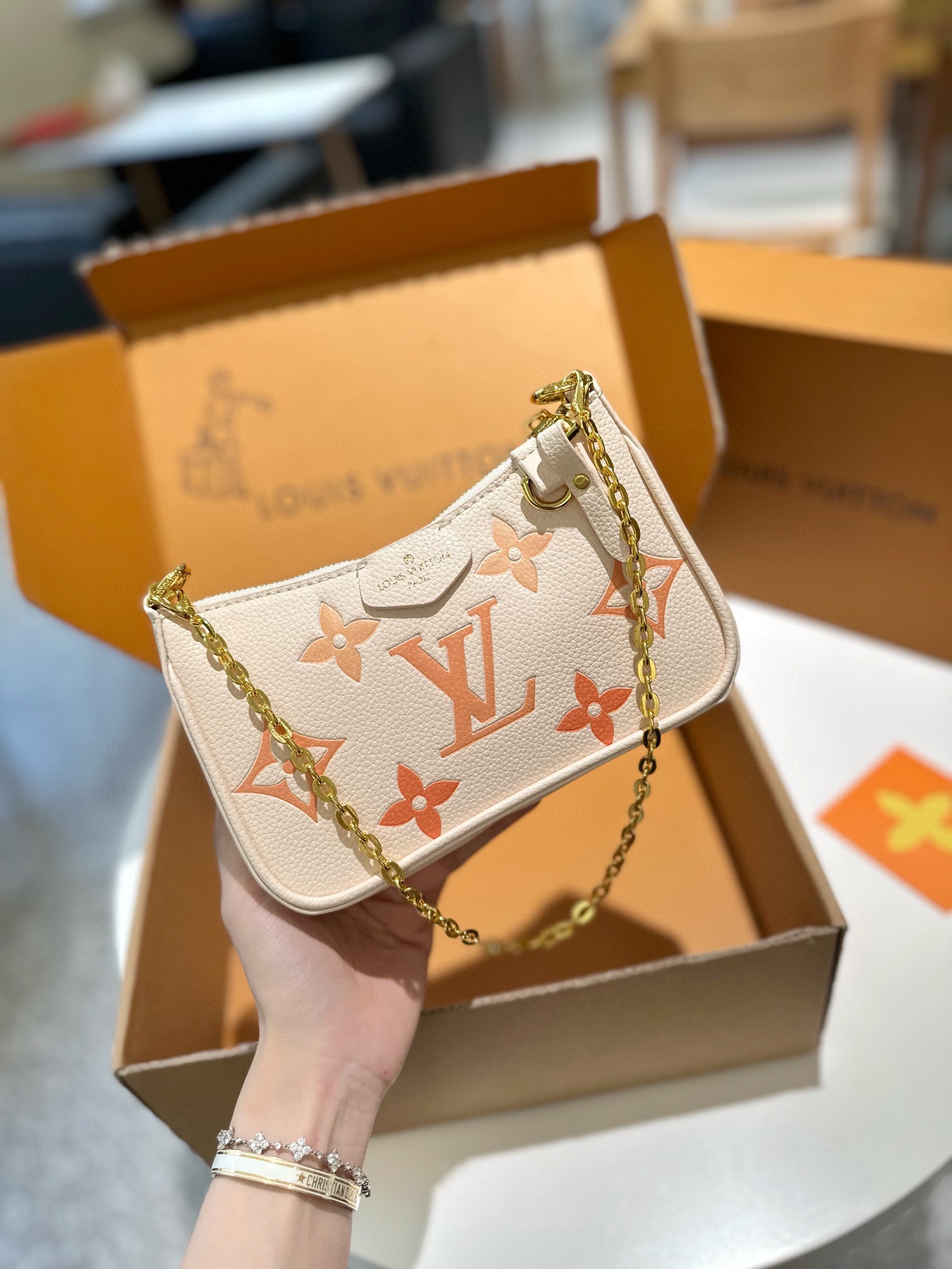 💰240 礼盒包装
LV 新品 浮雕麻将包 this is a超级无敌精致小巧卡哇伊伊的哇迷你浮雕小斜挎包 配有2⃣️条肩带
尺寸 19/26