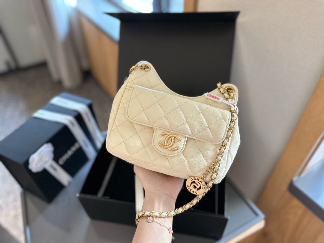 Chanel AAAAA
 Crossbody & Shoulder Bags Women Calfskin Cowhide Knitting Oil Wax Leather Patent Wool Spring Collection Chains