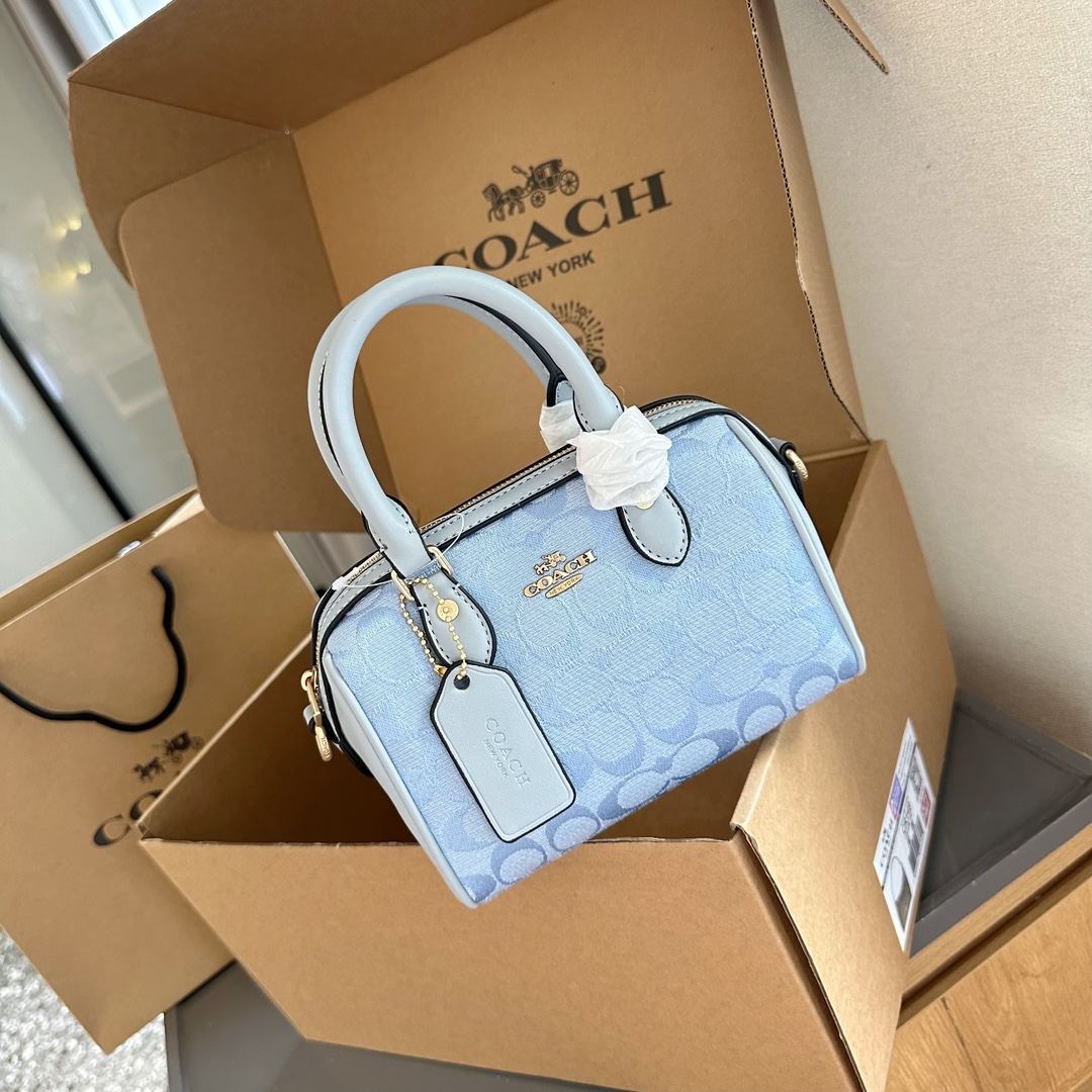 💰260 折叠礼盒包装
size:18cm
Coach 新款/新品
超级可爱的迷你波士顿
经典的小号的 Size
小小的身体,大大的容量!
搜索🔍coach 枕头包