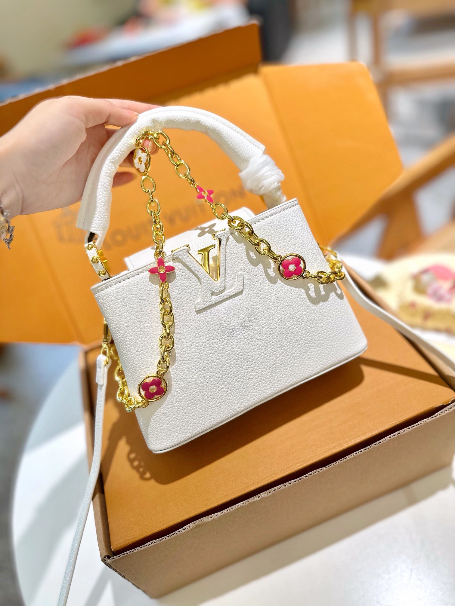 💰320 折叠礼盒包装 LV capucines mini稀有蛇皮手柄包 作为LV代表性高定包款之一的Capucines手袋,每一季都会尝试不同的设计,并搭配新配色、新材质与新饰面。还代表路易威登的爱情故事。 这款新款cap连Iv字样都用了蟒蛇皮,更加高端气质。 小小的尺寸变得又可以成熟又可以可爱,颜值天花板! 可拆卸宽肩带实现舒适肩背或斜挎体验。 白色的LVCapucines 手袋,简单清爽,百看不厌的穿搭 模式~ 尺寸21cm