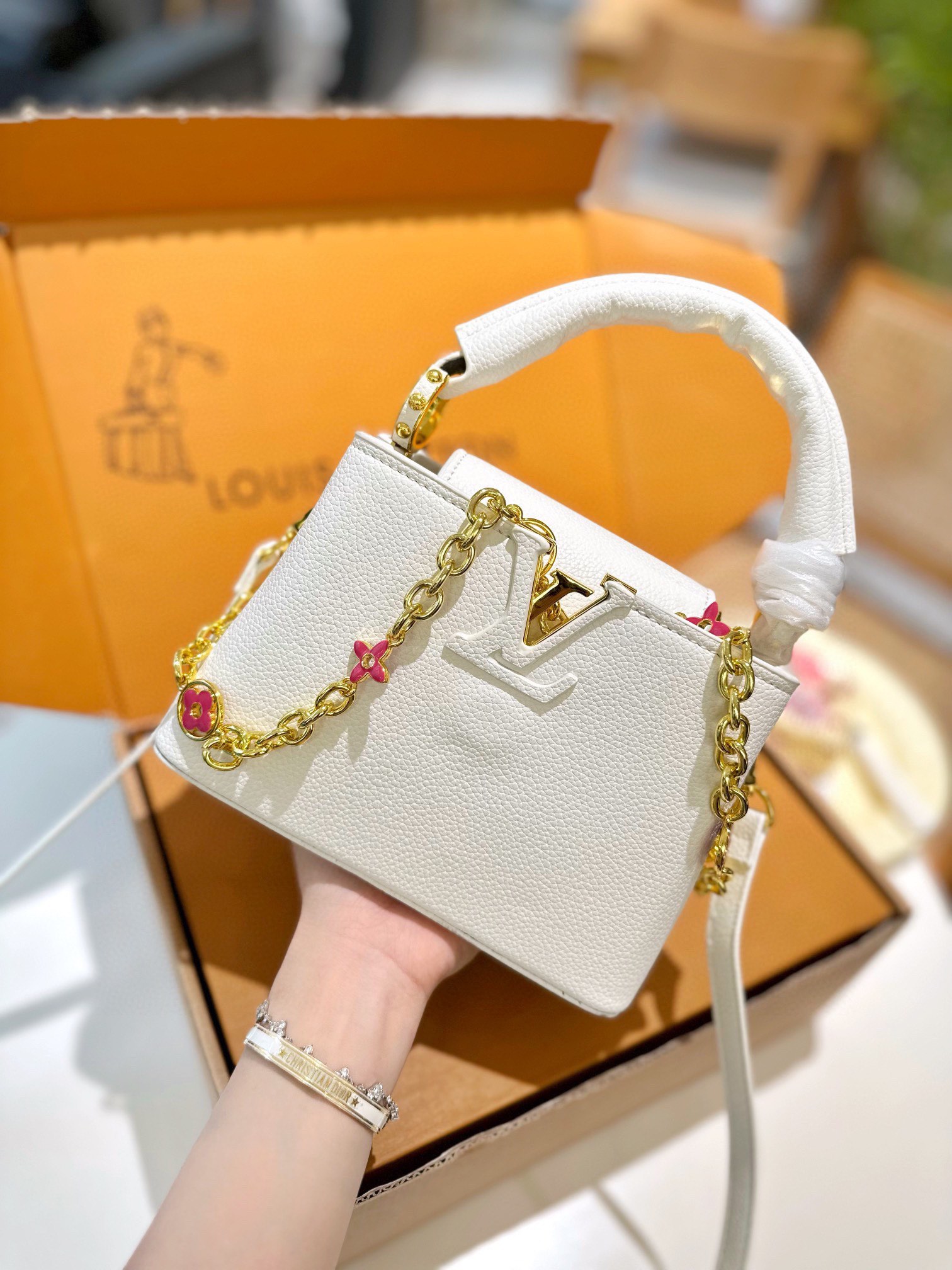 💰320 折叠礼盒包装 LV capucines mini稀有蛇皮手柄包 作为LV代表性高定包款之一的Capucines手袋,每一季都会尝试不同的设计,并搭配新配色、新材质与新饰面。还代表路易威登的爱情故事。 这款新款cap连Iv字样都用了蟒蛇皮,更加高端气质。 小小的尺寸变得又可以成熟又可以可爱,颜值天花板! 可拆卸宽肩带实现舒适肩背或斜挎体验。 白色的LVCapucines 手袋,简单清爽,百看不厌的穿搭 模式~ 尺寸21cm