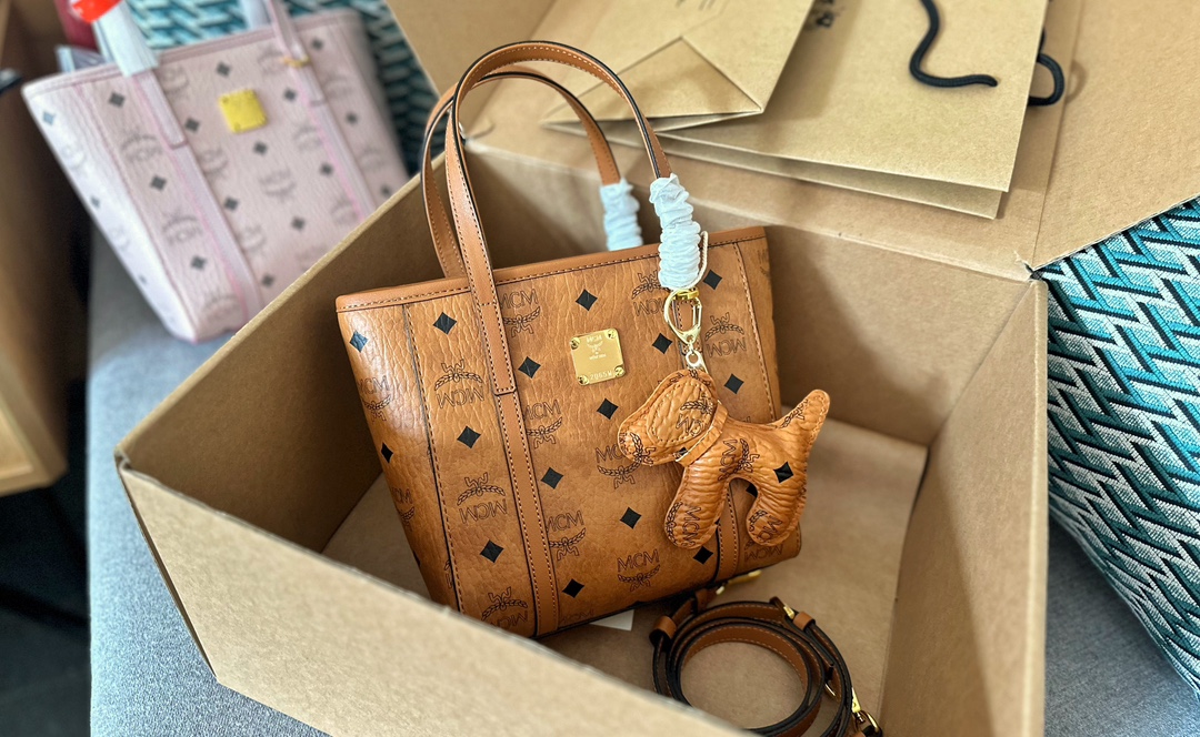 💰240 官网飞机盒包装
size：20*19cm
新款mcm  菜篮子
拼接设计，更具质感！
新颜色！
俏皮很百搭