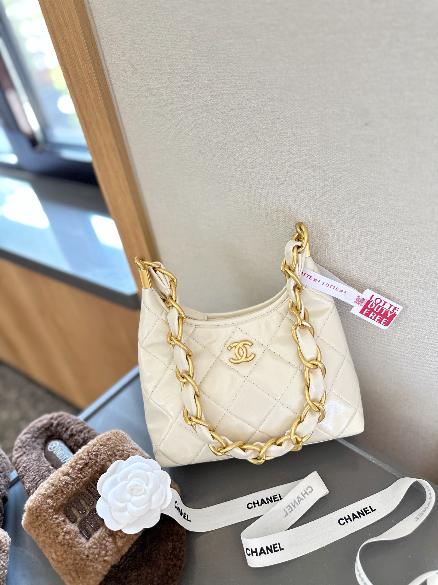 💰280 折叠礼盒包装 Chanel 香奈儿 24 新品 Hobo 腋下包 谁能拒绝一个能装又好看的hobo啊! 还是羊皮黑金hobo 而且链条也很特别 虽然链条是看起来是很沉的粗链条~ 但整个包身上身没什么重量 属于随手一背就出门的包! 而且油蜡皮真的很有质感! 尺寸24cm