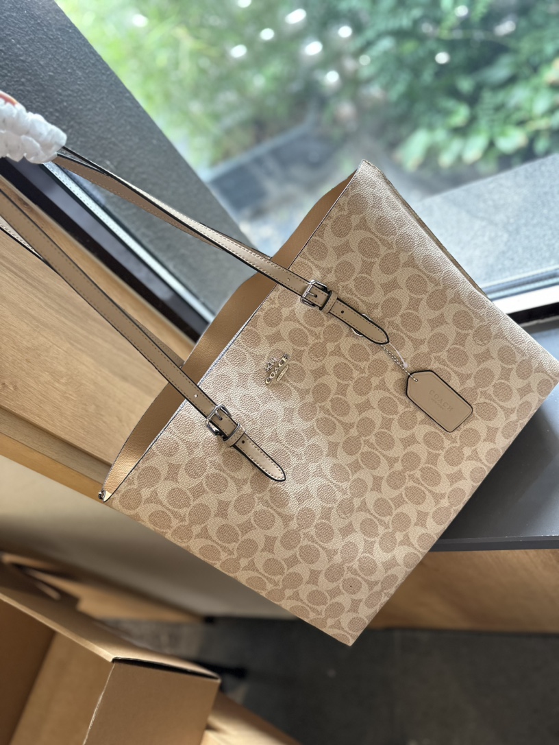 💰260 大号
Coach mollie35托特包
蔻驰♥️COACH代工厂最新购物袋 出货🌟顶级品质😎亮泽五金LOGO 炒鸡火❣️实用的款式 多用款😍内衬logo‼️时尚百搭款式 超级减龄 喜欢的抓紧自留啦😝专柜尺寸35cm