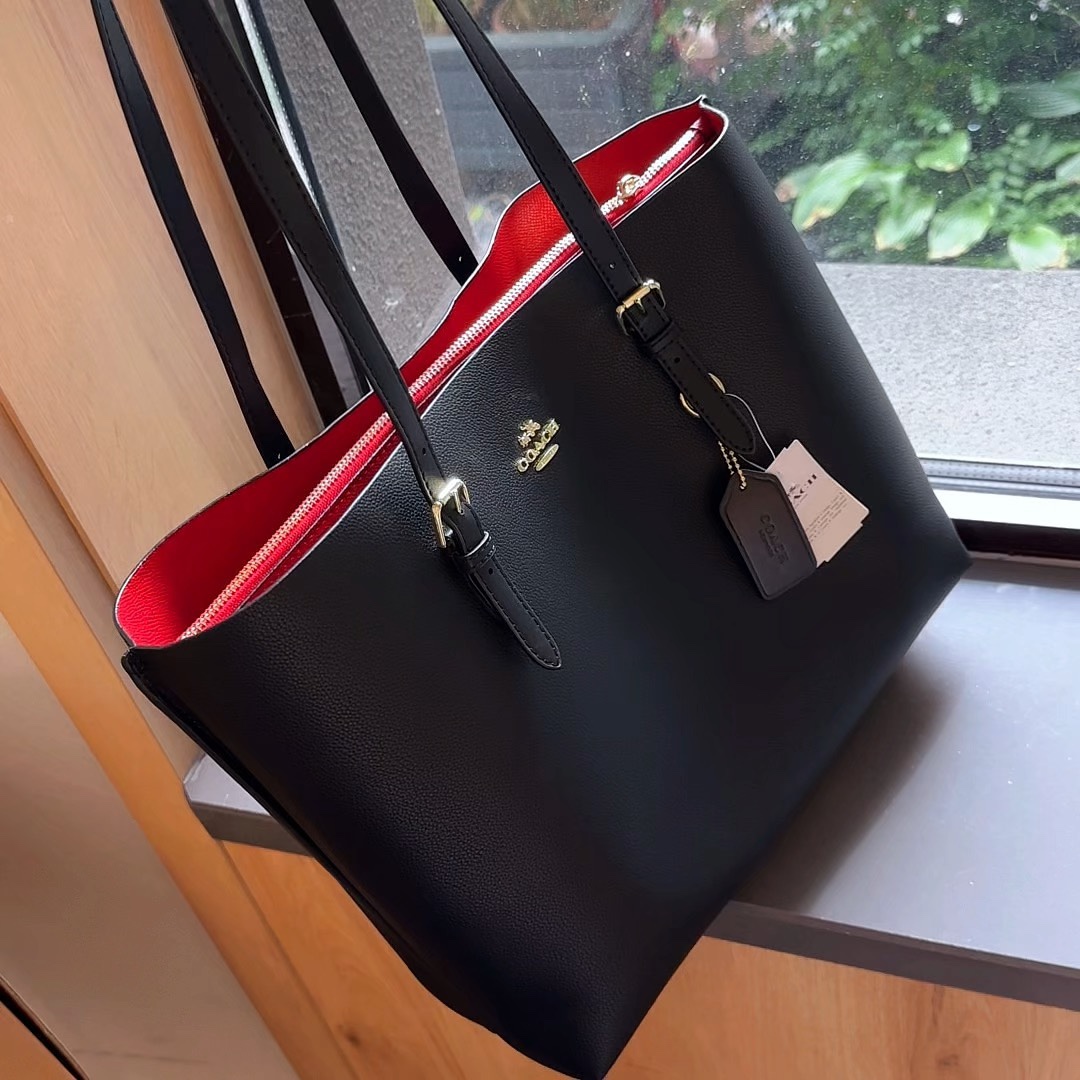 Bolso tote Coach Mollie color negro con contraste