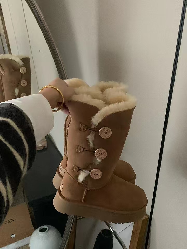 NO:497162,Customized UGG three-pin buckle thick sole, classic thick sole heightened model, integrated fur, maroon color first choice, size 35-40, fur shoes and snow boots, boots19860909定做UGG三粒扣厚底,经典款厚底增高款 皮毛一体,栗色首选 码数35-40,毛毛鞋雪地靴,boots,Women's Shoes