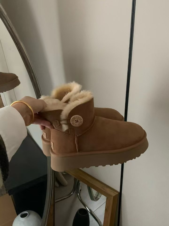 NO:497168,UGG one-button thick sole, classic thick sole heightened style, integrated fur, maroon color first choice, size 35-40, fur shoes and snow boots, boots19860909UGG一粒扣厚底,经典款厚底增高款 皮毛一体,栗色首选 码数35-40,毛毛鞋雪地靴,boots,Women's Shoes