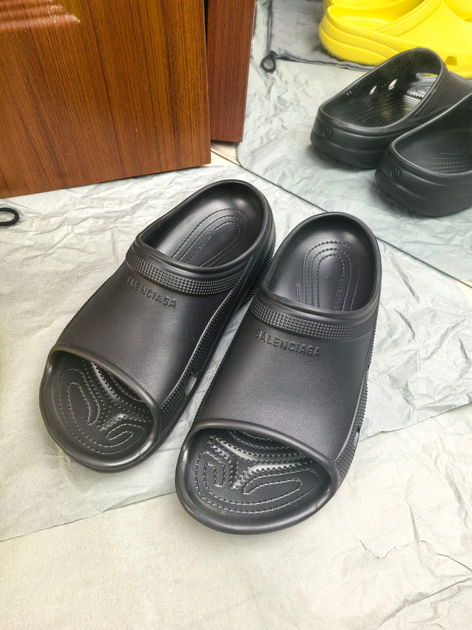 NO:381965,(Single size single model) Women's size: 35-41 Men's size: 39-46 BALENCIAGE Pool Crocs Cooperation model thick sole drag original 1:1 restore, single size single model, suitable size, full comfort, consistent with the heel and original version, all uppers are grained, sole pattern, and full of detail. Believe me, it must be a pair of beach slippers that can make you weld your feet all summer wide shoe shape, thick sole height 4cm, tall and thin legs, dwarfs favorite., slippers, balenciaga, balenciaga, slippers19860909（单码单模）  女款size:35-41 男款size:39-46 BALENCIAGE 巴黎世家 Pool Crocs 合作款厚底拖 原版1:1还原,单码单模,大小合适,舒适度满满,后跟和原版一致有码标,所有鞋面颗粒感,鞋底纹路,细节感拉满 相信我,一定是一双可以让你整个夏天焊死脚上的沙滩拖鞋 宽体的鞋型,厚底增高4cm,显高又显腿细,矮星人的最爱.,拖鞋,balenciaga,balenciaga,slippers,Women's Shoes
