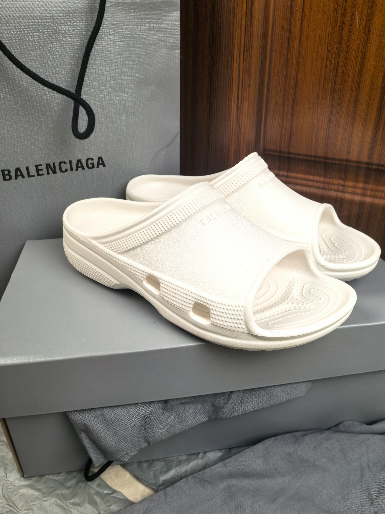 NO:381970,(Single size single model) Women's size: 35-41 Men's size: 39-46 BALENCIAGE Pool Crocs Cooperation model thick sole drag original 1:1 restore, single size single model, suitable size, full comfort, consistent with the heel and original version, all uppers are grained, sole pattern, and full of detail. Believe me, it must be a pair of beach slippers that can make you weld your feet all summer wide shoe shape, thick sole **4cm, tall and thin legs, dwarfs favorite., slippers, balenciaga, balenciaga, slippers19860909（单码单模）  女款size:35-41 男款size:39-46 BALENCIAGE 巴黎世家 Pool Crocs 合作款厚底拖 原版1:1还原,单码单模,大小合适,舒适度满满,后跟和原版一致有码标,所有鞋面颗粒感,鞋底纹路,细节感拉满 相信我,一定是一双可以让你整个夏天焊死脚上的沙滩拖鞋 宽体的鞋型,厚底**4cm,显高又显腿细,矮星人的最爱.,拖鞋,balenciaga,balenciaga,slippers,Women's Shoes