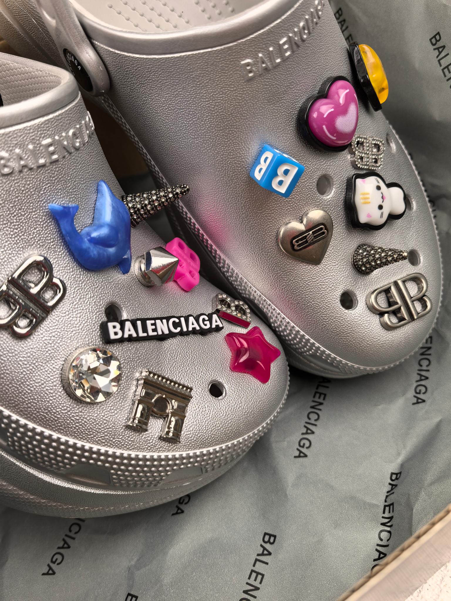 NO:448331,Size: 35-39. Balenciaga x Crocs Co-branded hole shoes Balenciaga x Crocs Spring and summer latest couples hole shoes, 25 spring new dark horse items, fashion bloggers at home and abroad show off, popular among social platforms at home and abroad, fashion experts must buy, various Bajia elements hardware buckles DIY, very brand recognition, heavy money to open molds, craftsmanship, accurate restoration of every detail Original mold opening EVA rubber and plastic integrated molding outsole, super light on the feet, a perfect height of 6cm, a complete tool for height enhancement of original full packaging, slippers, balenciaga, balenciaga, burberry, slippers19860909码数:35-39. Balenciaga x Crocs 联名洞洞鞋 巴黎世家Balenciaga x Crocs春夏最新情侣款洞洞鞋,25春季新款黑马单品,海内外时尚博主纷纷上脚大秀,火遍海内外社交平台,时尚达人必入款,各种巴家元素五金扣DIY  极具品牌辨识度 重金开模打造 匠心工艺,精准还原每个细节 原版开模EVA橡塑一体成型大底 上脚超级轻 大底高度6cm妥妥的增高神器 原版全套包装,拖鞋,balenciaga,balenciaga,burberry,slippers,Women's Shoes