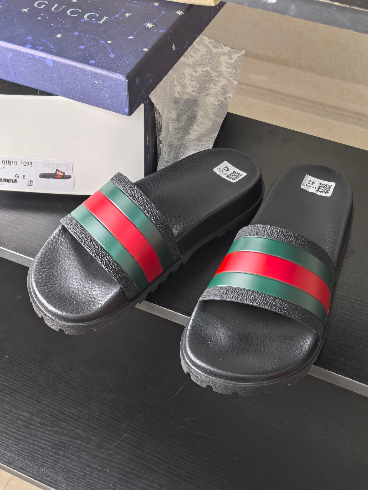 NO:448347,Thick-soled GUCCI red and green stripes classic one-shot flip-flops | High-profile elegance between steps. No need for complicated decoration, red and green stripes are eternal fashion statements. Whether it is lazy vacation style or casual urban outfit, it is Italian luxury with one foot. Thick-soled sole: TPU upper + IP foamed sole Thin sole: TPU upper + PU foamed sole Size: 38-47, slippers, gucci, slippers19860909厚底GUCCI红绿条经典一字拖｜步履间的高调优雅.无需繁复装饰,红绿条纹便是永恒的时尚宣言.无论是慵懒度假风,还是随性都市穿搭,一脚蹬入便是意式奢华. 厚底:TPU鞋面+IP发泡大底 薄底:TPU鞋面+PU发泡大底 Size:38-47,拖鞋,gucci,slippers,Women's Shoes