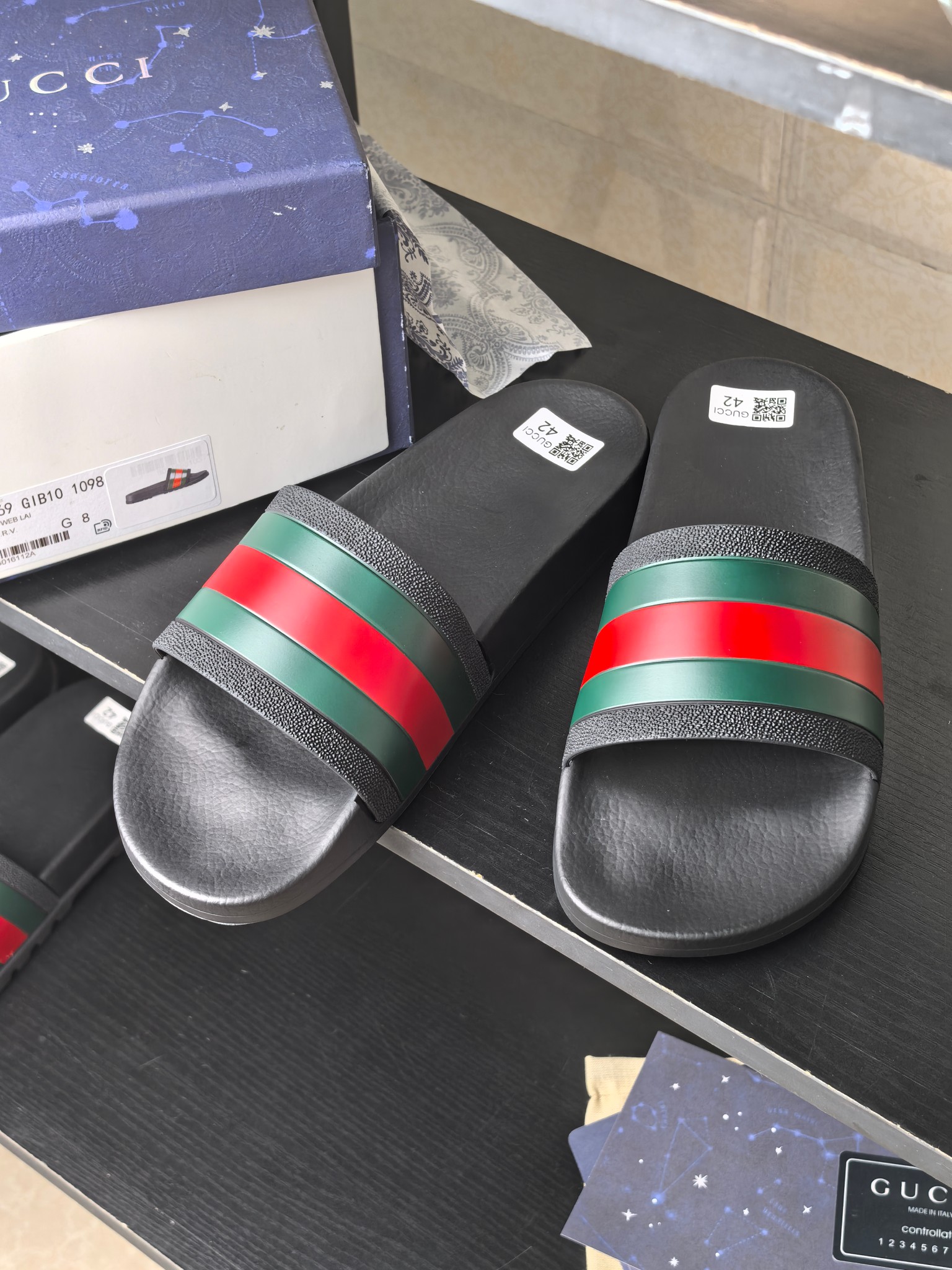 NO:448338,Flat-soled GUCCI red and green stripes classic one-shot flip-flops | High-profile elegance between steps. No need for complicated decoration, red and green stripes are eternal fashion statements. Whether it is lazy vacation style or casual urban outfit, it is Italian luxury with one foot. Thick sole: TPU upper + IP foamed sole Thin sole: TPU upper + PU foamed sole Size: 38-47, slippers, gucci, slippers19860909平底GUCCI红绿条经典一字拖｜步履间的高调优雅.无需繁复装饰,红绿条纹便是永恒的时尚宣言.无论是慵懒度假风,还是随性都市穿搭,一脚蹬入便是意式奢华. 厚底:TPU鞋面+IP发泡大底 薄底:TPU鞋面+PU发泡大底 Size:38-47,拖鞋,gucci,slippers,Women's Shoes