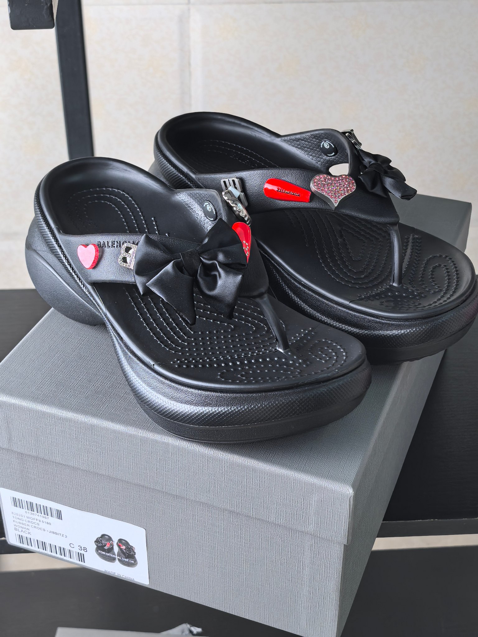 NO:448318,High-quality top quality Balenciaga Balenciaga 25 spring and summer latest thick-soled rubber jelly shoe clip foot slippers!  25 spring new dark horse items, fashion bloggers at home and abroad show off, and are popular among social platforms at home and abroad. Fashion experts must buy, various Parisian home elements hardware buckles DIY, very brand recognition. All hardware open mold replicas, heavy money open mold creation, ingenious craftsmanship, accurate restoration of every detail Original mold open mold EVA rubber and plastic integrated molding sole Super light on the foot The sole height is 6cm is a perfect height enhancement tool Original full set of packaging Size: 35-42 With original packaging, slippers, balenciaga, balenciaga, balenciaga, balenciaga, slippers19860909高品质顶级品质巴黎世家Balenciaga25春夏最新厚底橡胶果冻鞋夹脚拖鞋！25春季新款黑马单品,海内外时尚博主纷纷上脚大秀,火遍海内外社交平台,时尚达人必入款,各种巴黎家元素五金扣DIY ,极具品牌辨识度 五金全部开模复刻 重金开模打造 匠心工艺,精准还原每个细节 原版开模EVA橡塑一体成型大底 上脚超级轻 大底高度6cm妥妥的增高神器 原版全套包装 码数:35-42 配原版包装,拖鞋,balenciaga,balenciaga,balenciaga,slippers,Women's Shoes