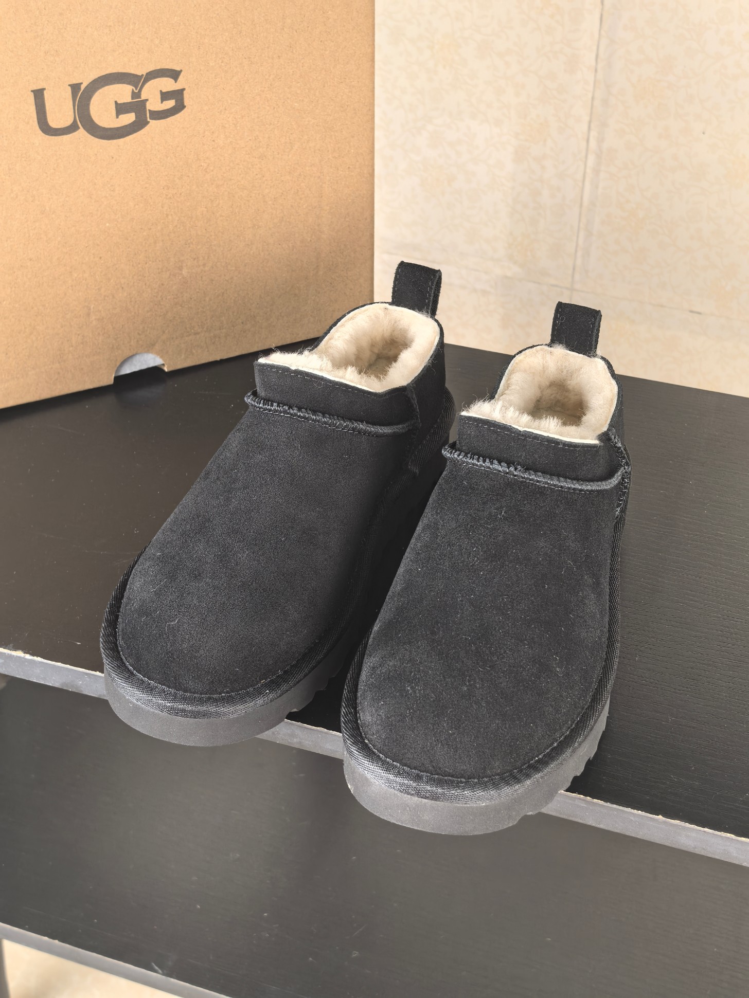 NO:475997,Top version UGG fur integrated snow boots The small stove in winter is not as warm as a pair of snow boots. The light feel of feet, keep warm and comfortable, must-have every autumn and winter. Col maroon, sand, ke color, khaki, 4 colors Size35-40, boots, boots19860909顶级版本 UGG皮毛一体雪地靴 冬天的小炉都抵不上一双雪地靴的温暖 轻盈的脚感,保暖舒适,每年秋冬必备 Col栗色、沙色、克色、卡其色,4色 Size35-40,靴子,boots,Women's Shoes