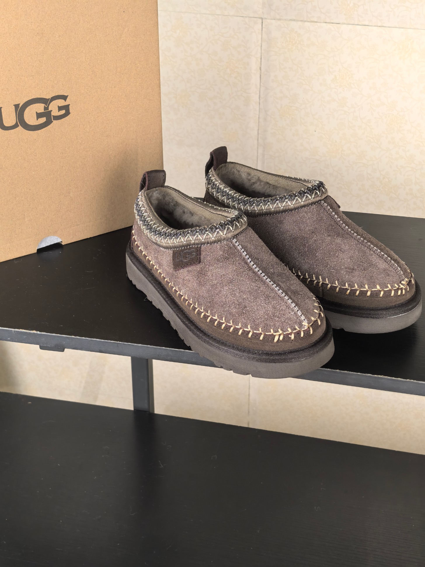 NO:475990,. Top version UGG fur integrated snow boots. The small stove in winter is not as warm as a pair of snow boots. The light feel of feet, warm and comfortable, must-have every autumn and winter. Col3 color Size35-40, boots, boots19860909. 顶级版本 UGG皮毛一体雪地靴 冬天的小炉都抵不上一双雪地靴的温暖 轻盈的脚感,保暖舒适,每年秋冬必备 Col3色 Size35-40,靴子,boots,Women's Shoes