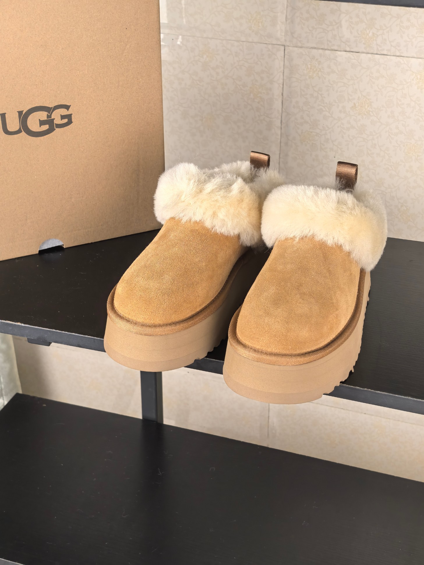 NO:475969,.. Top version UGG fur integrated snow boots. The small stove in winter is not as warm as a pair of snow boots. The light feel of feet, warm and comfortable, must-have every autumn and winter. Col3 color Size35-40, boots, boots19860909.. 顶级版本 UGG皮毛一体雪地靴 冬天的小炉都抵不上一双雪地靴的温暖 轻盈的脚感,保暖舒适,每年秋冬必备 Col3色 Size35-40,靴子,boots,Women's Shoes