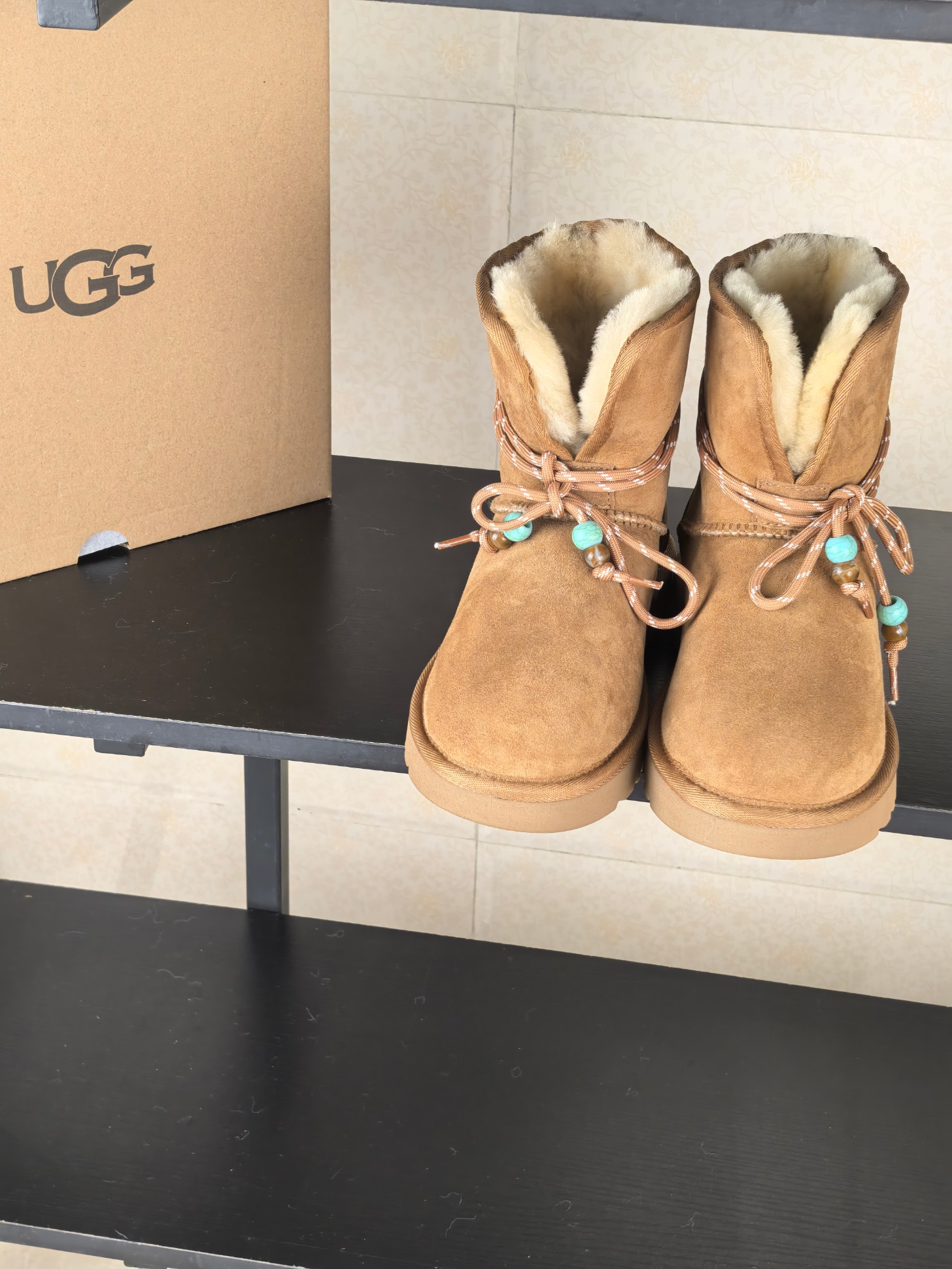 NO:475957,.. Top version UGG fur integrated snow boots. The small stove in winter is not as warm as a pair of snow boots. The light feel of feet, warm and comfortable, must-have every autumn and winter. Col maroon Size35-40, boots, boots19860909.. 顶级版本 UGG皮毛一体雪地靴 冬天的小炉都抵不上一双雪地靴的温暖 轻盈的脚感,保暖舒适,每年秋冬必备 Col栗色 Size35-40,靴子,boots,Women's Shoes