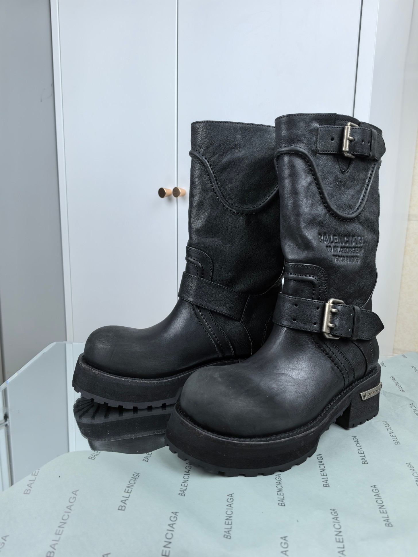 NO:693524,..(35-45) The Balenciaga Venom Boots from Balenciaga are finally out after being asked a lot. Dear friends, there is no shortage of amazing works in the fashion world, and Balenciaga Venom Boots are definitely one of the best.  Choose a short midriff-baring knitted top to outline your waistline, and pair it with an A-line pleated skirt to reveal your slender legs, giving you a girlish look. Put on venom boots, and the coolness of the boots contrasts sharply with the sweet skirt. Then throw on a bright-colored armpit bag to instantly break the monotony. Walking on the street, you will look like a sweet and cool fashionista, and you will turn heads like crazy!  The cool and functional Balenciaga venom boots are such a magical item. No matter which style, they can be perfectly adapted to help you easily achieve high-end fashion. Come on, kids, put on the venom boots and come out with your own unique style!  ,boots,balenciaga,balenciaga,boots,skirts19860909..（35-45） 被问爆了巴黎世家Balenciaga毒液靴终于出了 宝子们,时尚界永远不缺惊艳之作,而Balenciaga毒液靴绝对是其中的佼佼者. 上衣选短款露脐针织衫,勾勒出腰线,再搭配一条A字百褶短裙,露出纤细双腿,少女感瞬间拉满.蹬上毒液靴,靴子的酷感与甜美裙装形成强烈反差,再挎上一个亮色系的腋下包,瞬间打破单调.走在街上,你就是又甜又酷的时髦精,回头率爆表！ 酷帅机能风 Balenciaga毒液靴就是这样神奇的单品,无论哪种风格,它都能完美适配,帮你轻松拿捏高级时尚感.宝子们快穿上毒液靴,走出自己的独特风格吧！,靴子,balenciaga,balenciaga,boots,skirts,Women's Shoes