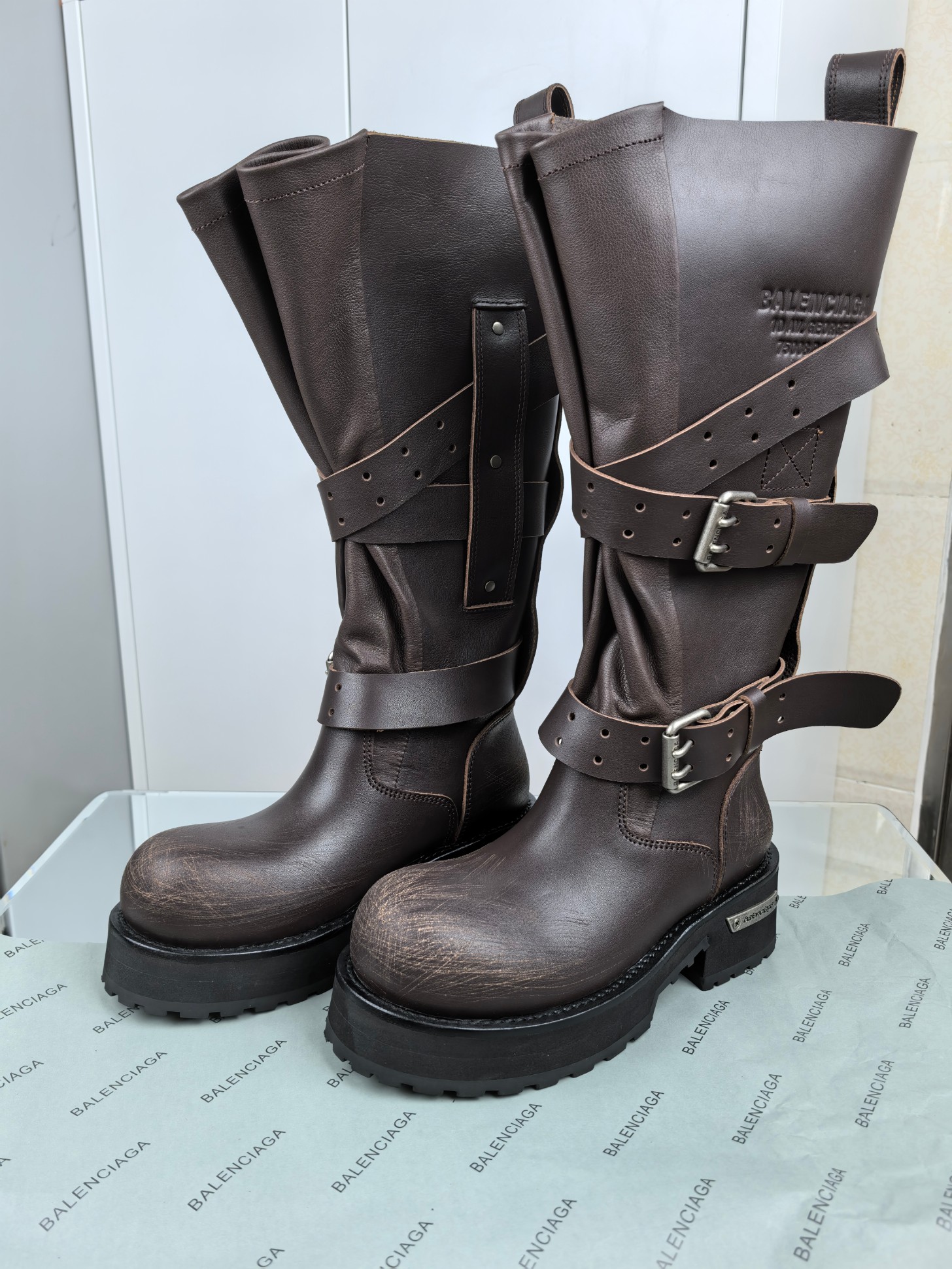 NO:693526,Women's model, men's model (35-45) The Balenciaga Venom boots from Balenciaga are finally released. Dear friends, there is no shortage of stunning works in the fashion world, and Balenciaga Venom boots are definitely the best among them.  Choose a short midriff-baring knitted top to outline your waistline, and pair it with an A-line pleated skirt to reveal your slender legs, giving you a girlish look. Put on venom boots, and the coolness of the boots contrasts sharply with the sweet skirt. Then throw on a bright-colored armpit bag to instantly break the monotony. Walking on the street, you will look like a sweet and cool fashionista, and you will turn heads like crazy!  The cool and functional Balenciaga venom boots are such a magical item. No matter which style, they can be perfectly adapted to help you easily achieve high-end fashion. Come on, kids, put on the venom boots and come out with your own unique style!  ,boots,balenciaga,balenciaga,boots,skirts19860909女款,男款（35-45） 被问爆了巴黎世家Balenciaga毒液靴终于出了 宝子们,时尚界永远不缺惊艳之作,而Balenciaga毒液靴绝对是其中的佼佼者. 上衣选短款露脐针织衫,勾勒出腰线,再搭配一条A字百褶短裙,露出纤细双腿,少女感瞬间拉满.蹬上毒液靴,靴子的酷感与甜美裙装形成强烈反差,再挎上一个亮色系的腋下包,瞬间打破单调.走在街上,你就是又甜又酷的时髦精,回头率爆表！ 酷帅机能风 Balenciaga毒液靴就是这样神奇的单品,无论哪种风格,它都能完美适配,帮你轻松拿捏高级时尚感.宝子们快穿上毒液靴,走出自己的独特风格吧！,靴子,balenciaga,balenciaga,boots,skirts,Women's Shoes