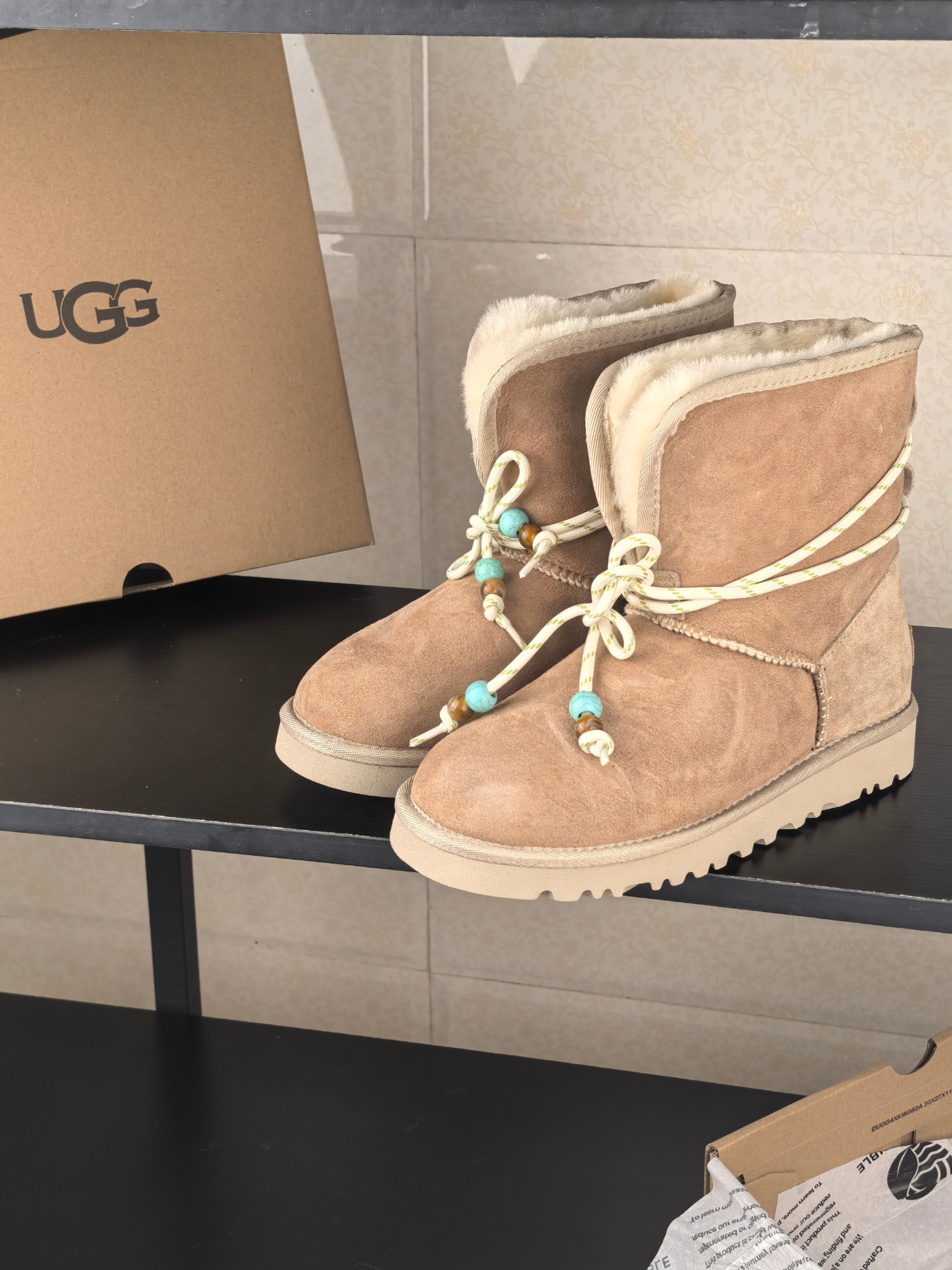 NO:546129,.. Thin-soled lace-up style, UGG fur integrated snow boots. The small stove in winter is not as warm as a pair of snow boots. The light feel of feet, keep warm and comfortable, must-have every autumn and winter. Col chestnut, sand color Size35-40, snow boots, boots19860909.. 薄底系带款,UGG皮毛一体雪地靴 冬天的小炉都抵不上一双雪地靴的温暖 轻盈的脚感,保暖舒适,每年秋冬必备 Col栗色,沙色 Size35-40,雪地靴,boots,Women's Shoes