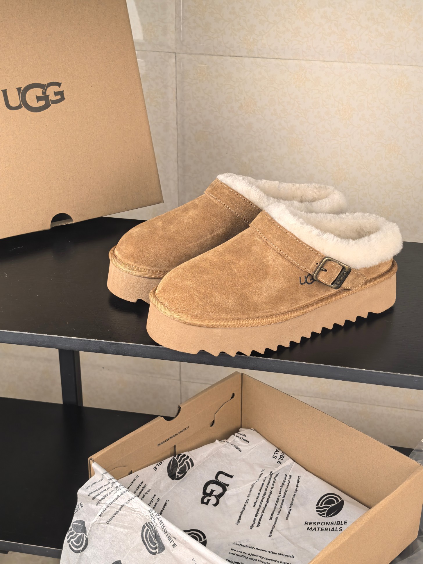 NO:497147,, Top version UGG fur integrated snow boots The small stove in winter is not as warm as a pair of snow boots. The light feel of feet, keep warm and comfortable, must-have every autumn and winter. Col chestnut Size35-40, fur shoes and snow boots, boots19860909,顶级版本 UGG皮毛一体雪地靴 冬天的小炉都抵不上一双雪地靴的温暖 轻盈的脚感,保暖舒适,每年秋冬必备 Col栗色 Size35-40,毛毛鞋雪地靴,boots,Women's Shoes