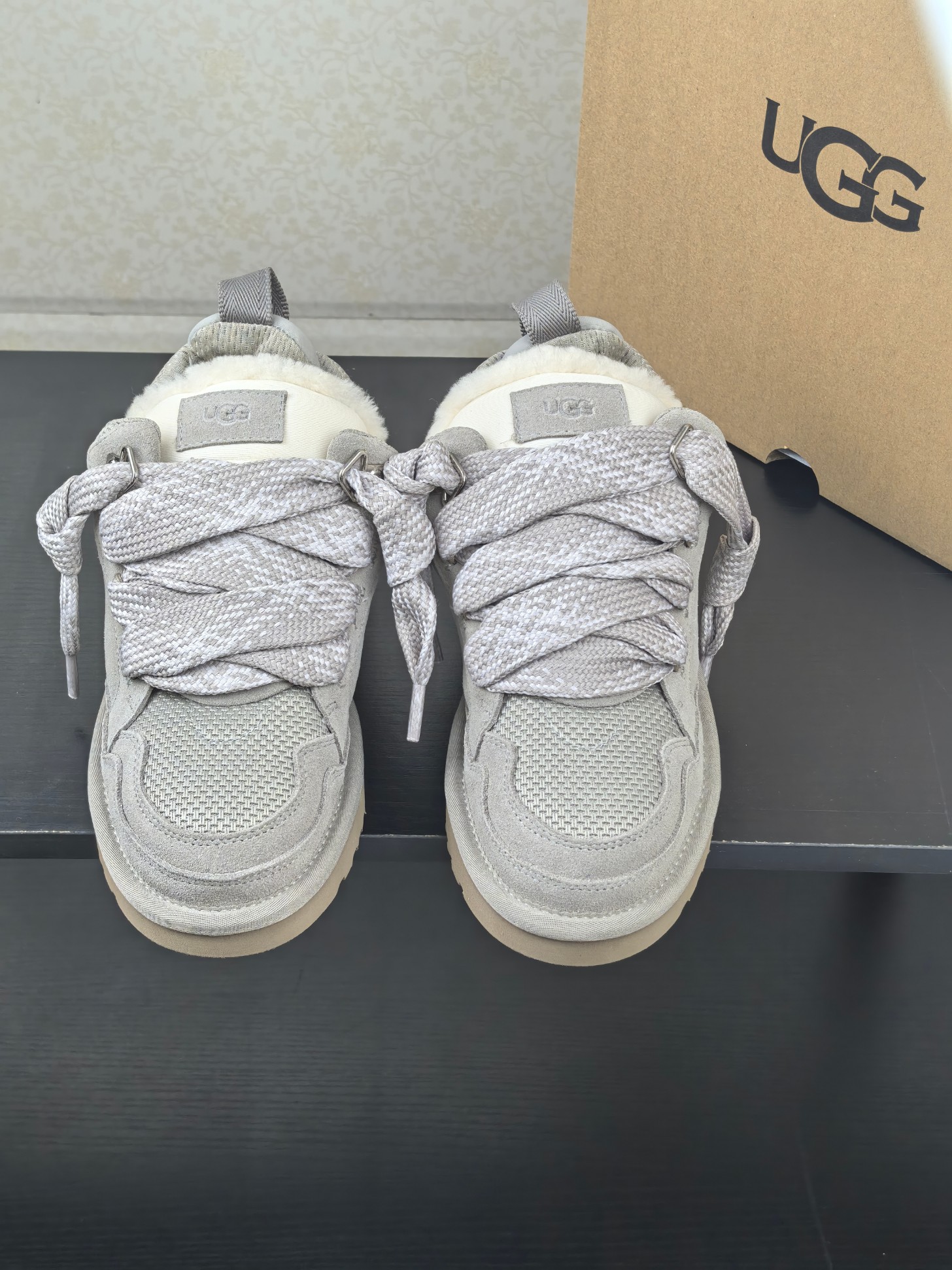 NO:496795,.Couple style.UGG~25vs hot spring cake thick-soled casual shoes series...[Round toe thick-soled casual shoes] A shoe that does not wear the same clothes, a simple partition design with spotted outsole, silk curls on the upper, a must-have for autumn and winter, no matter what pants and skirts can be controlled, it is very comfortable and beautiful on the feet...Fabric: Original custom oxen breathable net Inner: Original custom wool Foot pad: Original custom sheepskin Outsole: Original open mold wear-resistant velvet foaming outsole Size: 35-45 (41 for women, 45 for men) Packaging: Original full set of packaging Color: Official website synchronous update, fur shoes, snow boots, boots, skirts, sheepskin, real silk19860909.情侣款.UGG~25vs爆款松糕厚底休闲鞋系列……【圆头厚底休闲鞋】 一款不会撞衫的鞋子、简约的隔板设计上斑点的大底、鞋面真丝卷毛、秋冬季必备款、无论什么裤子裙子都能驾驭、上脚非常舒适好看…… 面料:原版定制牛猄透气网 内里:原版定制羊毛 垫脚:原版定制羊皮 大底:原版开模耐磨绒发泡大底 码数:35-45（女41,男45定做） 包装:原版全套包装 颜色:官网同步更新,毛毛鞋雪地靴,boots,skirts,sheepskin,real silk,Women's Shoes