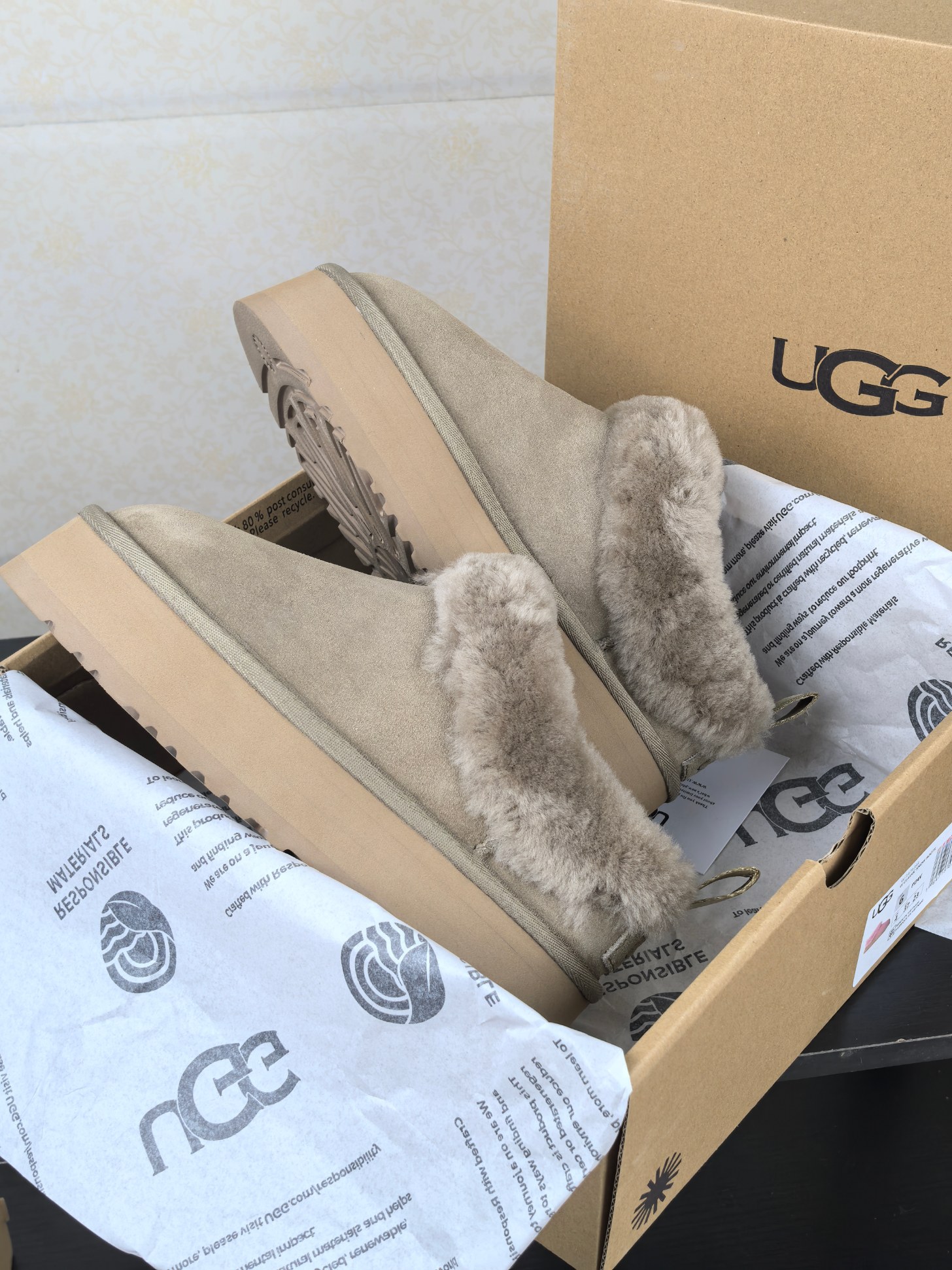 NO:546164,,｜Tatzle Loafers Tatzle Loafers Four colors available, translucent fur + fur is warm and cute 10mm wool is super warm, 4.5cm heels are tall and not heavy, easy and fashionable, soft and glutinous Tatzle Who doesn’t want to have a pair!  Flush super cute Size 35-40, snow boots, boots19860909,｜塔茨勒便鞋 塔茨勒便鞋 四色可选,翻毛皮＋羊毛皮又暖又萌 10 毫米羊毛超级暖,4.5厘米跟高显高不厚重,轻轻松松时髦出街 软软糯糯的塔茨勒 谁不想拥有一双呢！ 毛绒绒超可爱 Size 35-40,雪地靴,boots,Women's Shoes