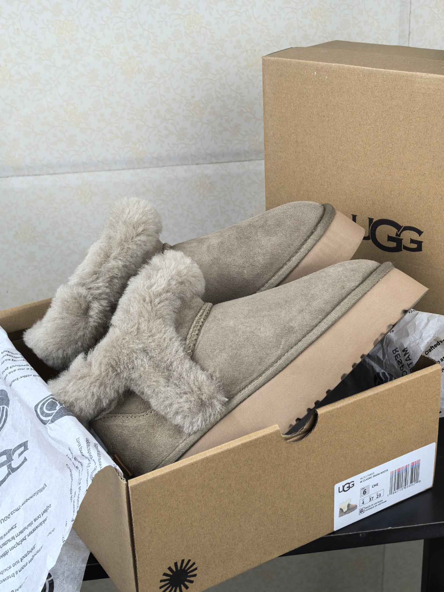 NO:546125,, furry cute thick-soled ugg snow boots, the same style as brick cabinets, 1:1 mold customization, sheepskin fur lining, light wing technology rubber outsole, light and soft, fur-covered edges, warm and cute, so beautiful that I love it, size 35-40, two colors available, snow boots, boots, sheepskin19860909, 翻毛小可爱厚底ugg雪地靴 砖柜同款 1:1开模定制 内里羊皮毛一体 鞋底采用轻翼科技橡胶大底 轻巧又柔软 溢毛边边温暖又可爱 美到我心巴里了 size35-40 两色可选,雪地靴,boots,sheepskin,Women's Shoes