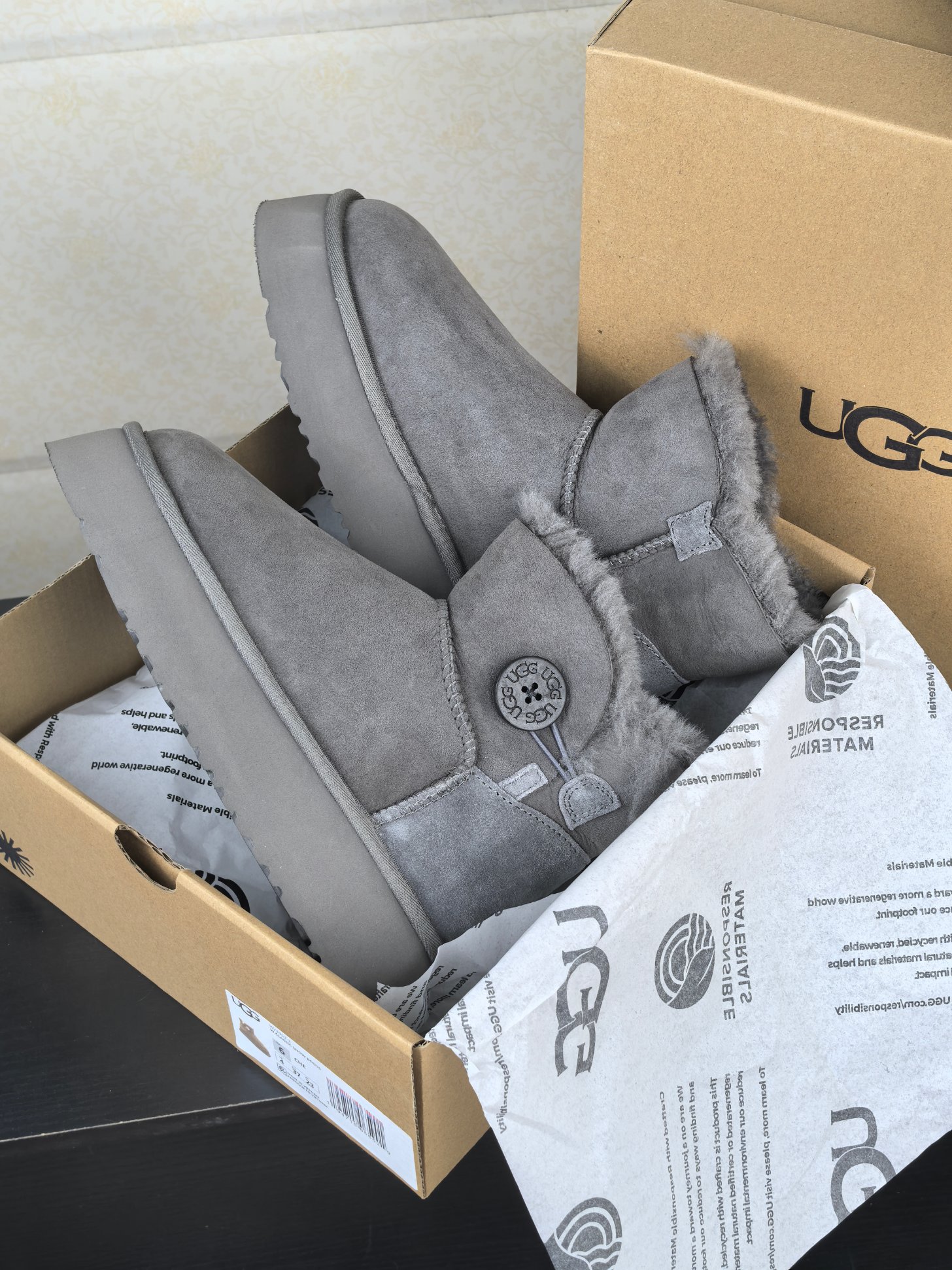 NO:546132,,++++ugg thick-soled 3352 wooden buckle~ It uses high-quality A-grade Longfeng fur integrated, classic and versatile five-color Size35-40, snow boots, boots19860909,+++ugg厚底3352木扣～ 采用高品质A级隆丰皮毛一体 经典百搭 五色 Size35-40,雪地靴,boots,Women's Shoes