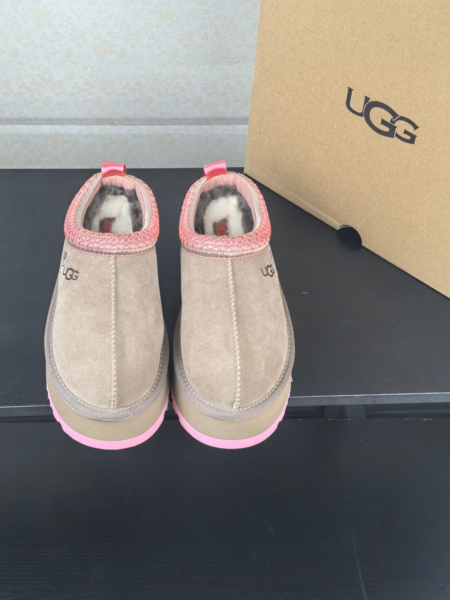 NO:546159,, Correct version, UGG's new autumn and winter product Tazz Valentine's Day limited-edge thick-soled wool slippers with one foot, one foot, one foot, one foot, one foot, one foot, one foot, one foot, one foot, one foot, one foot, one foot, one foot, one foot, one foot, one foot, one foot, one foot, one foot, the new wool drag is made of ethnic style woven embroidery, retro and fashionable, super comfortable whispering, so many celebrities are wearing it, I don't need to say more about how popular the ins Xiaohongshu is, the rhythm of the stock out of stock as soon as the season comes!  Longfeng thick fur integrated!  This pair of tile is different from the classic snow boots. Its shoe shape is more inclined to be half-supported and one foot pedal, which is convenient and comfortable to put on and take off. It is the favorite of many lazy cancer stars. Original custom imported cowhide, customized warm wool inside, original mold opening ultra-light foaming material. Sole thickness: 4.5CM Women's 35-40, snow boots, boots, slippers, cowhide19860909,正确版本,UGG 秋冬新品塔茨Tazz情人节限定比心厚底羊毛拖鞋一脚蹬毛毛鞋雪地靴 新款毛拖采用民族风编织刺绣复古又时髦,超舒适一脚蹬,超多明星在穿,ins小红书有多火不用我多说,一到季节就断货的节奏！ 隆丰厚实皮毛一体！这款搭茨和经典的雪地靴不同,它的鞋型更倾向于半托一脚蹬,穿脱方便舒适,是很多懒癌星人的心头好 原版定制进口头层牛皮,内里定制保暖羊毛,原版开模超轻发泡材质 底厚: 4.5CM 女款35-40,雪地靴,boots,slippers,cowhide,Women's Shoes
