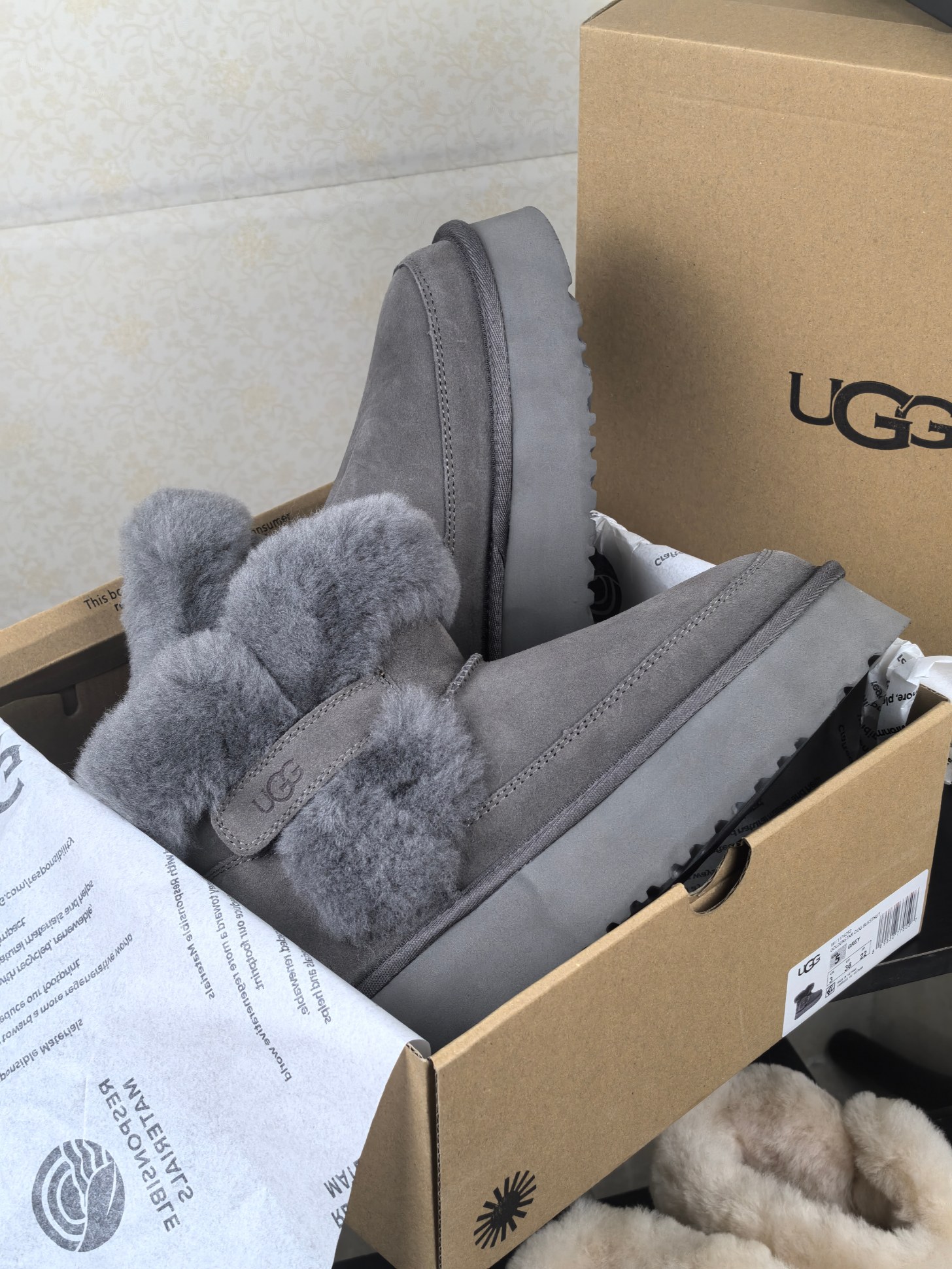 NO:546144,, Top version UGG fur integrated snow boots The small stove in winter is not as warm as a pair of snow boots. The light feel of feet, warm and comfortable, must-have every autumn and winter. Col3 color Size35-40, snow boots, boots19860909,顶级版本 UGG皮毛一体雪地靴 冬天的小炉都抵不上一双雪地靴的温暖 轻盈的脚感,保暖舒适,每年秋冬必备 Col3色 Size35-40,雪地靴,boots,Women's Shoes